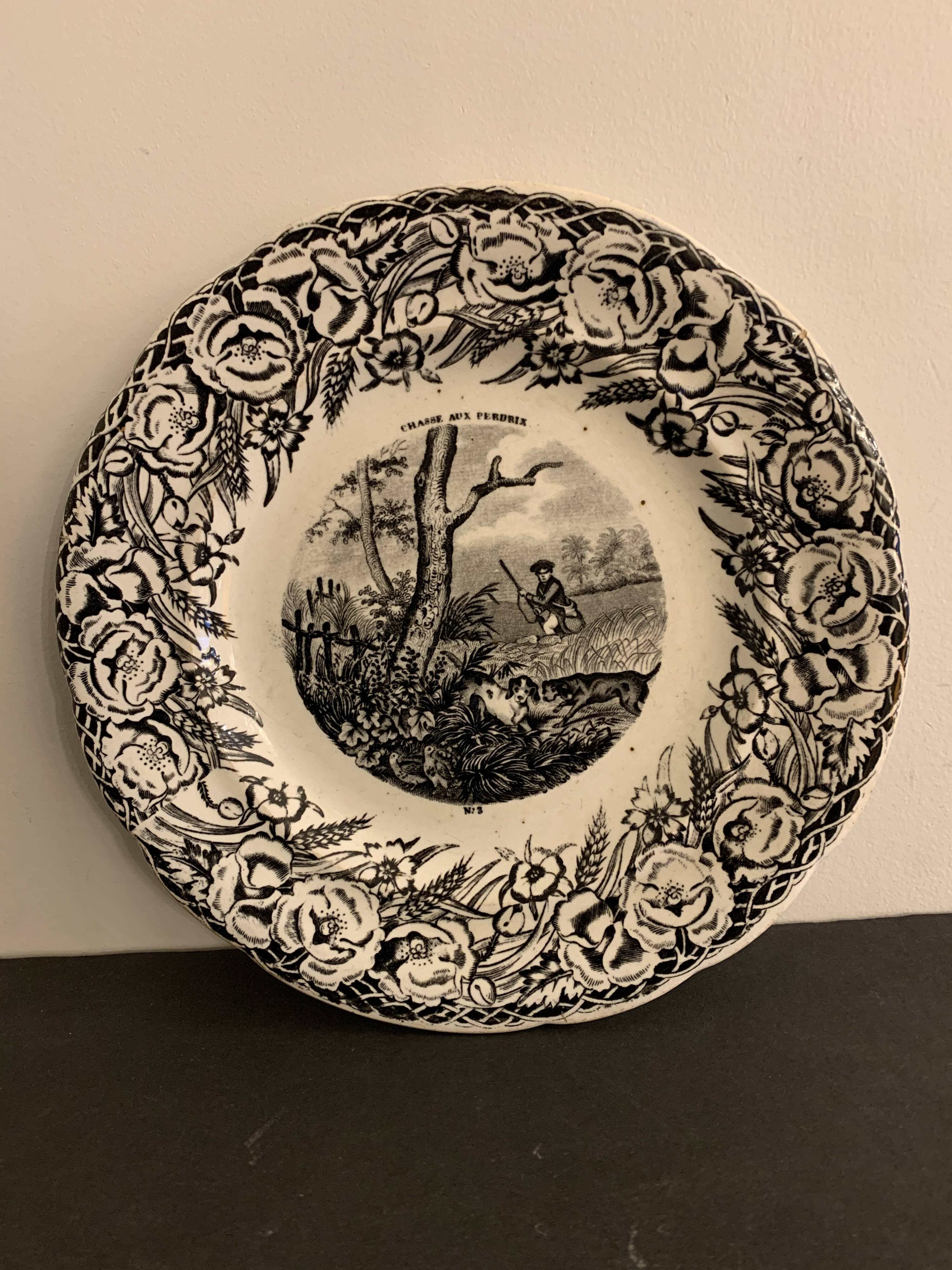 Dessert plate on partridge hunting, Gien 19th century