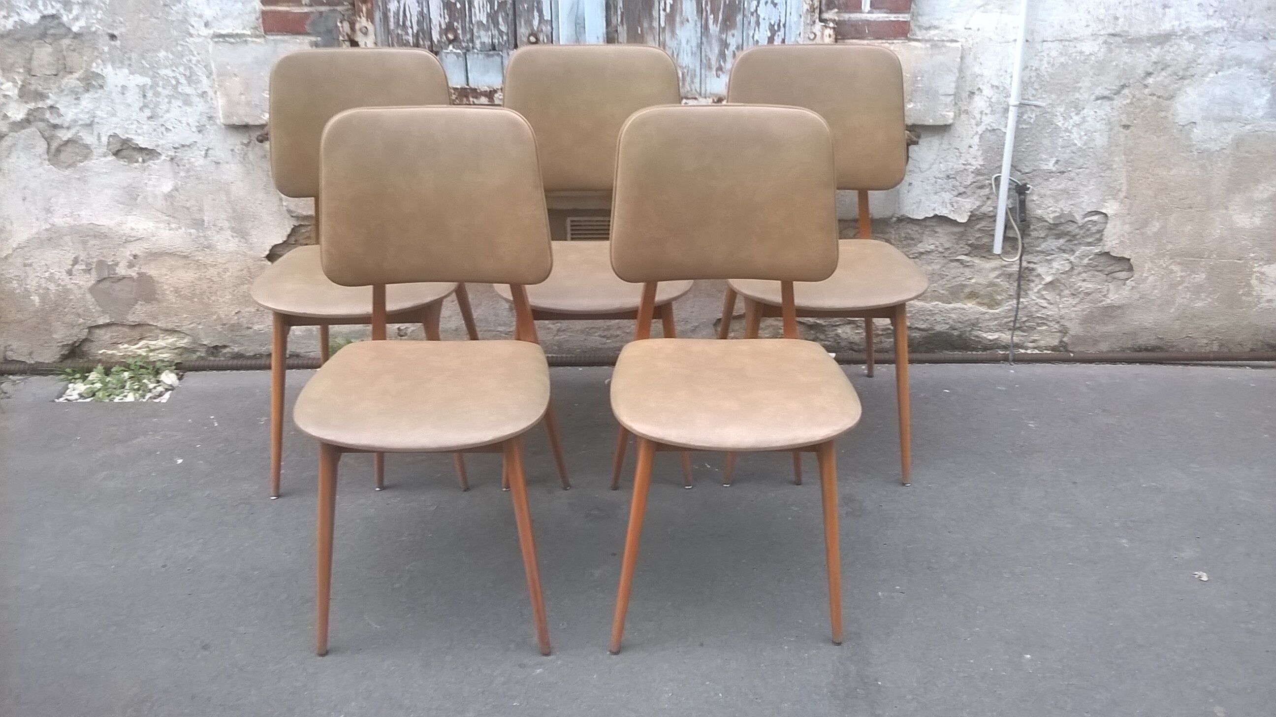 5 chaises style scandinave