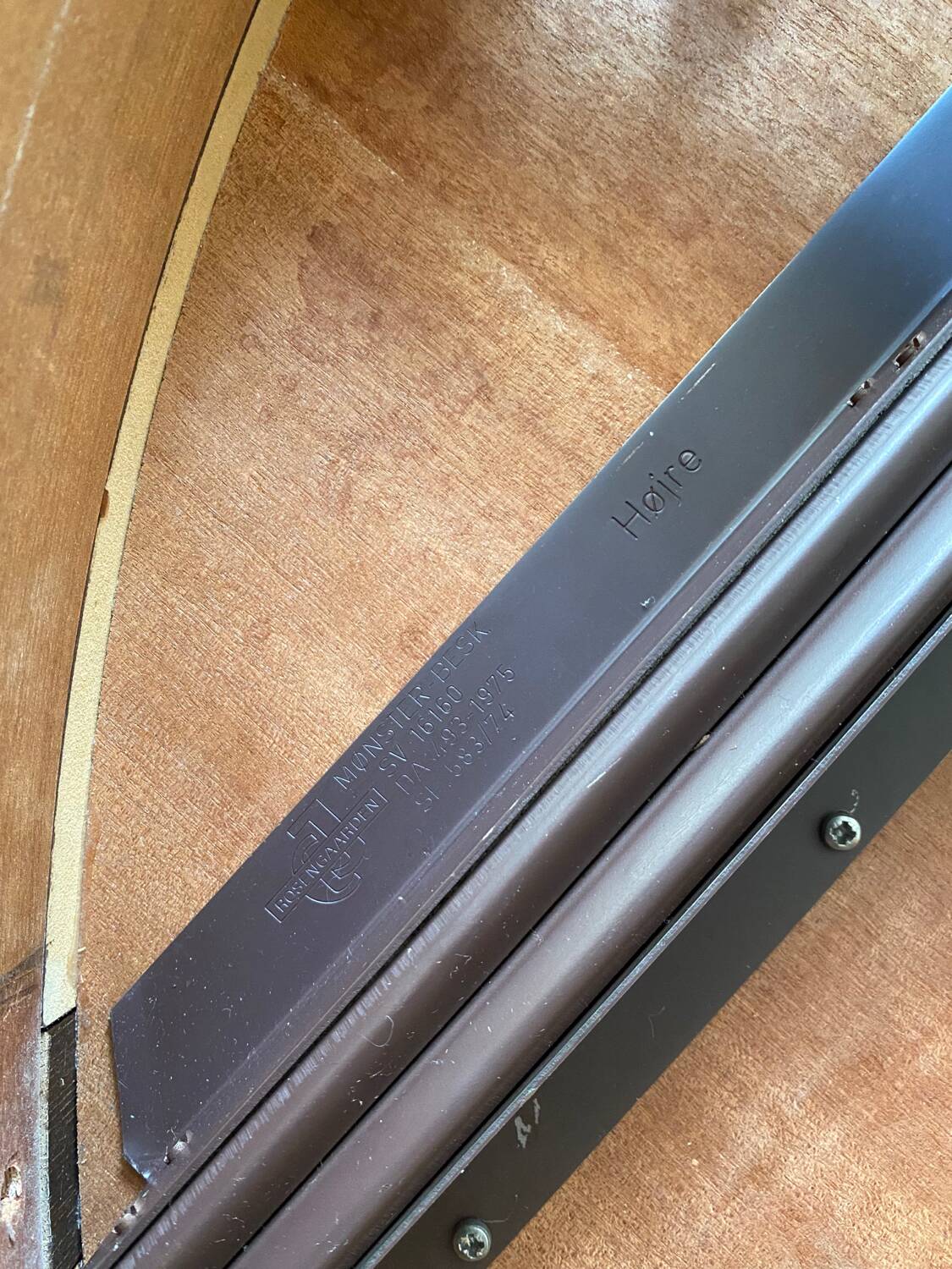 Round table in Scandinavian elm with 2 extensions