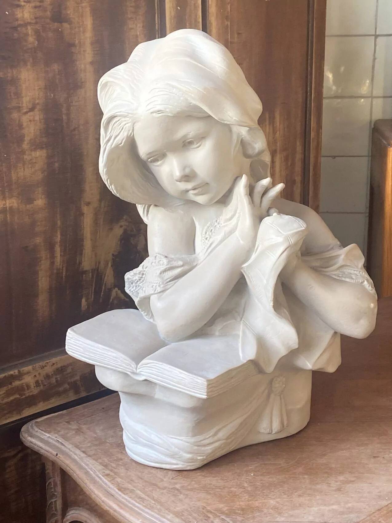 Grande sculpture en terre cuite – Fillette à la lecture – Patine grise – Époque XXe