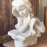 Grande sculpture en terre cuite – Fillette à la lecture – Patine grise – Époque XXe