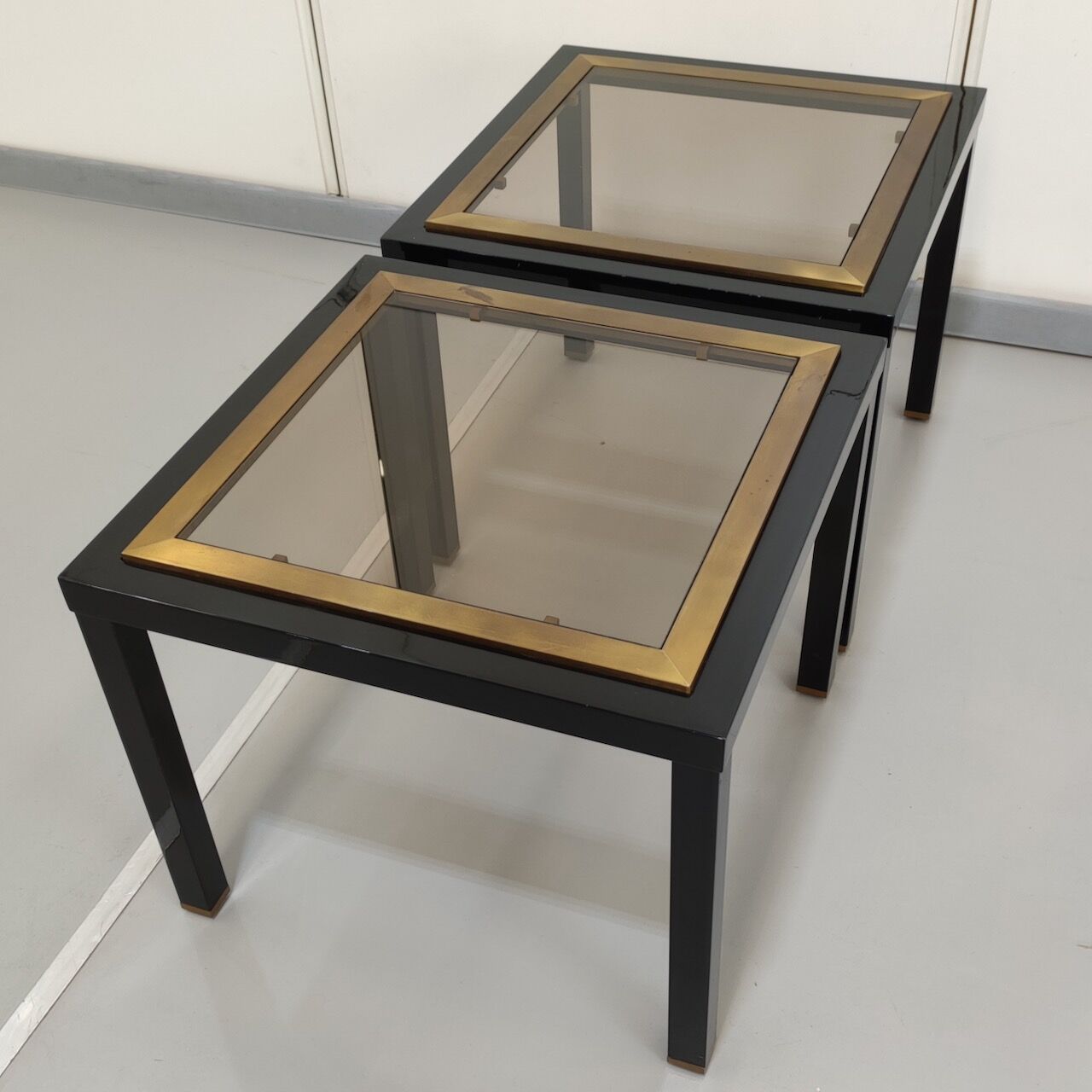 Paire de tables d’appoint noires et dorées