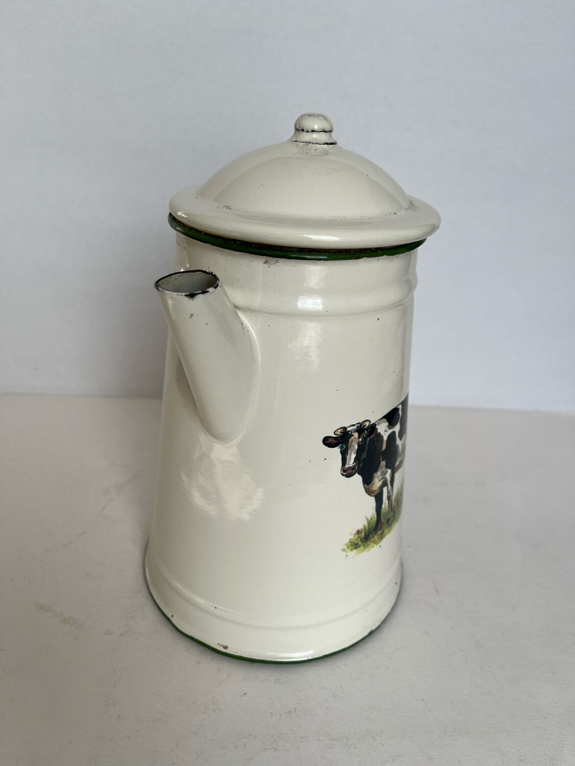 Enamelled sheet metal pourer