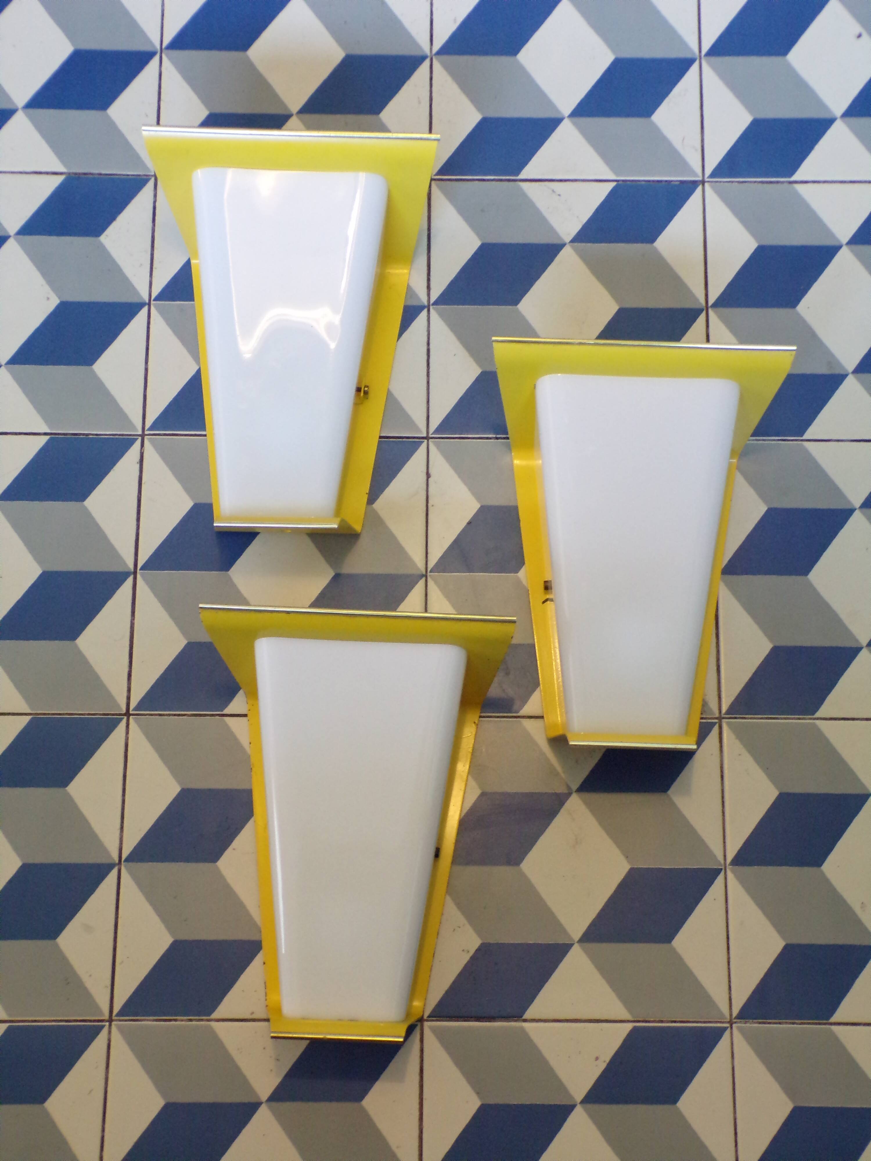 Trio d'appliques modernistes en tôle