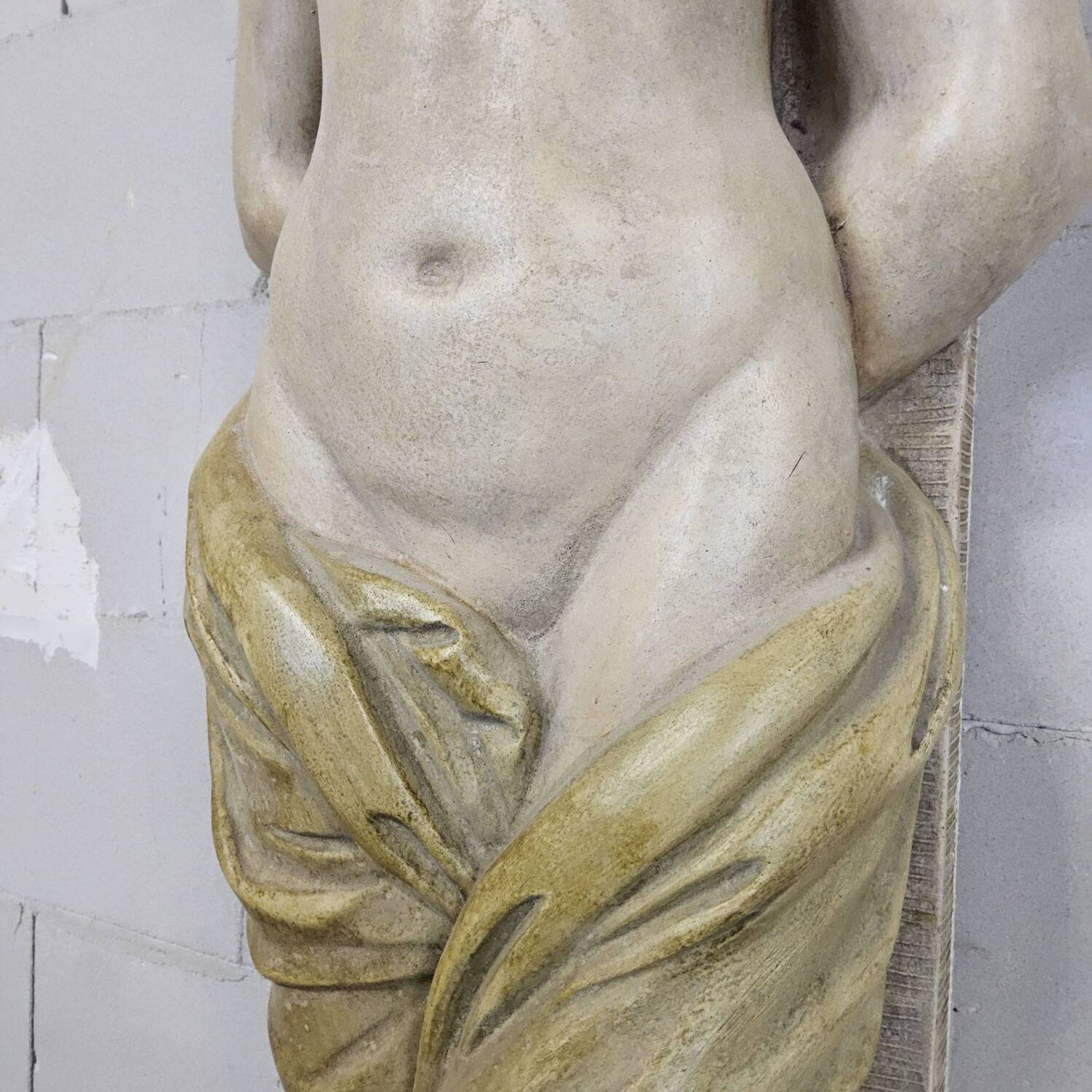 Cheminée en plâtre néoclassique avec des caryatides (femmes nues)