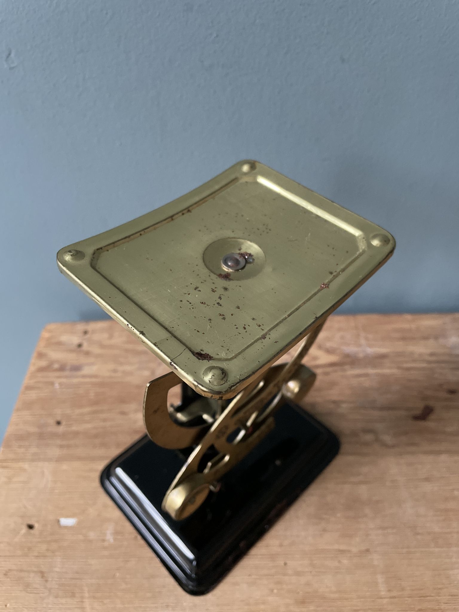 Ancien pèse lettrés Columbus Bilatéral sur pied dans sa boîte d’origine