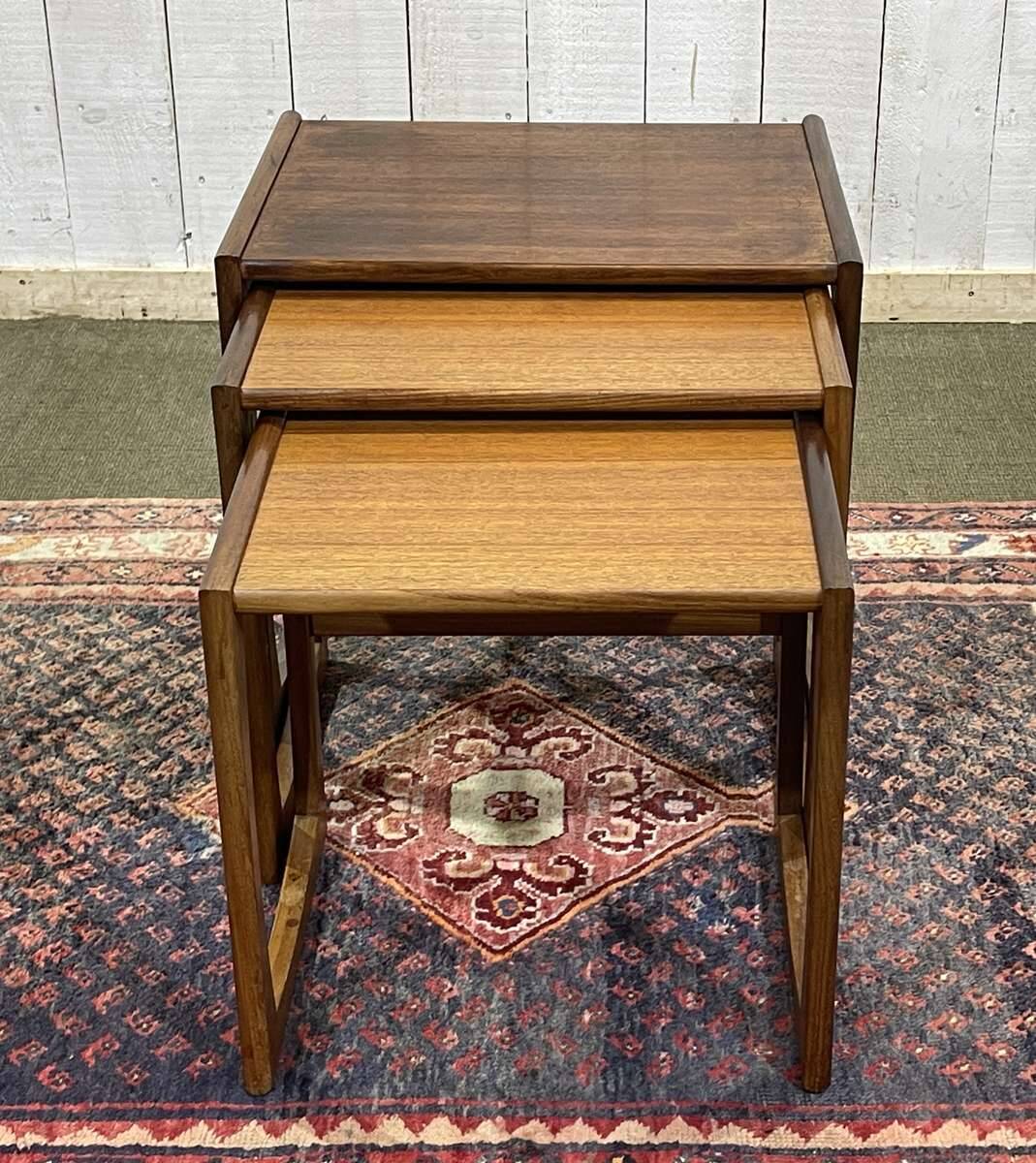 Suite de 3 tables gigognes anglaises en teck des années 70, G-Plan