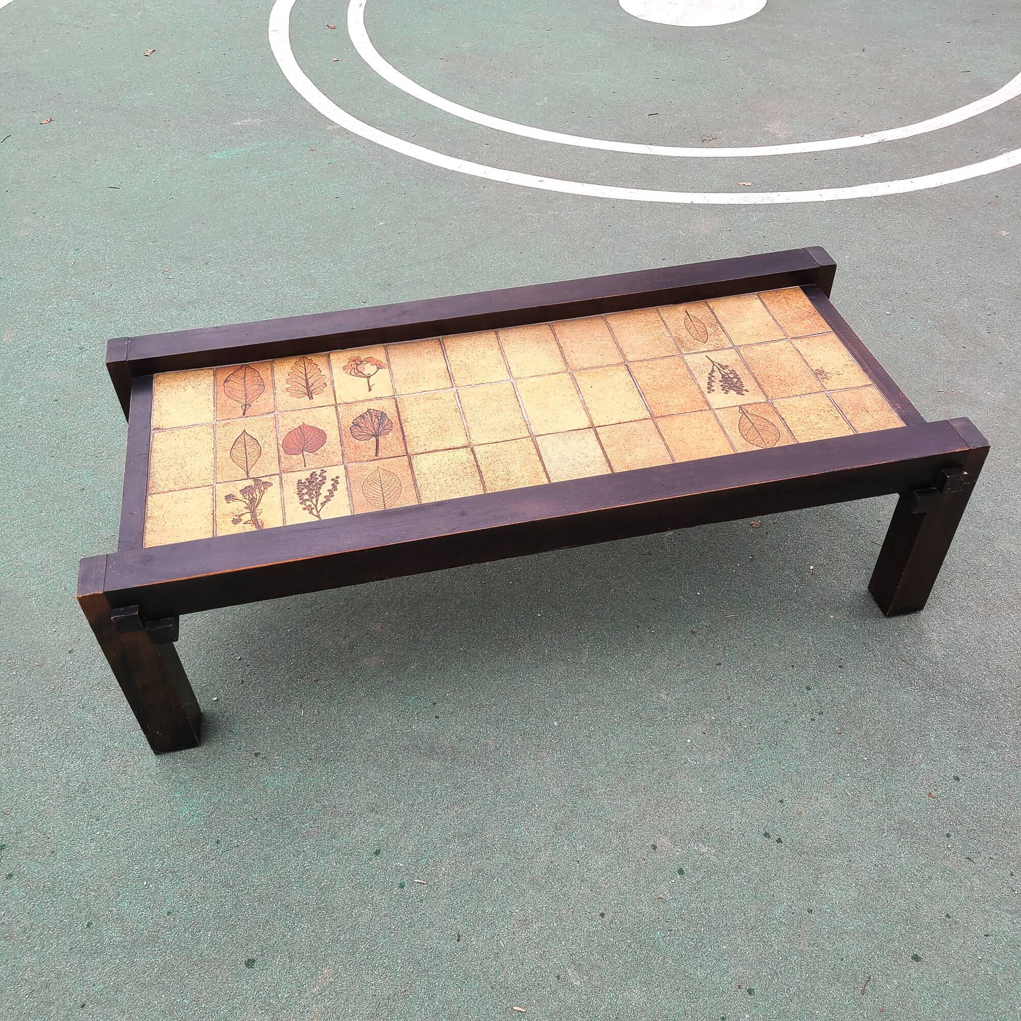 Coffee table with ceramic foliage decor