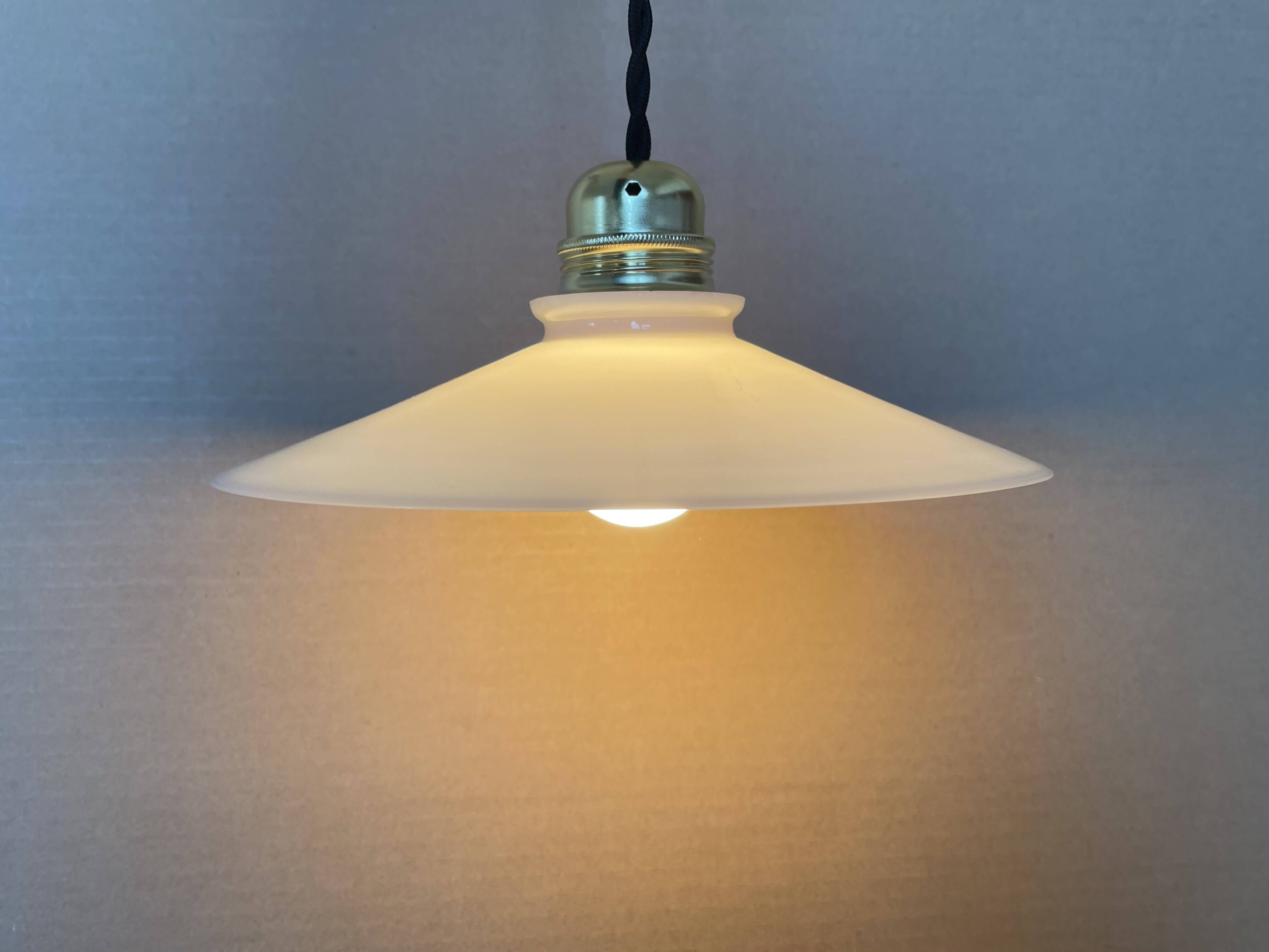 Old opaline suspension D21cm