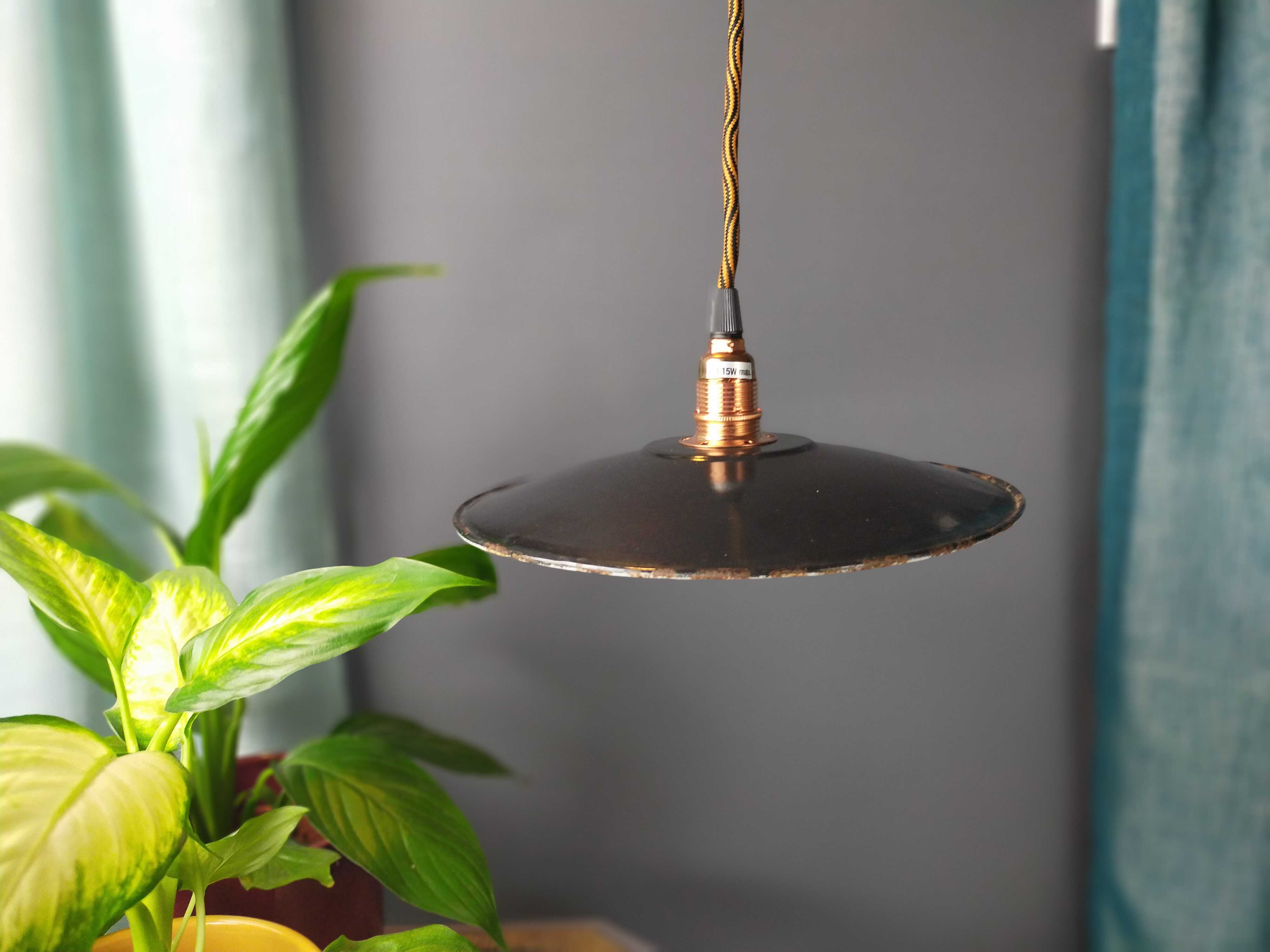 Suspension tôle émaillée noire vintage