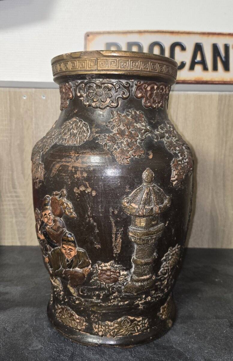 Asia 19th century: Japanese vase signed in terracotta, Meiji period.