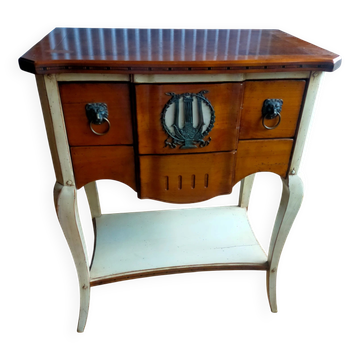 Classic chest of drawers