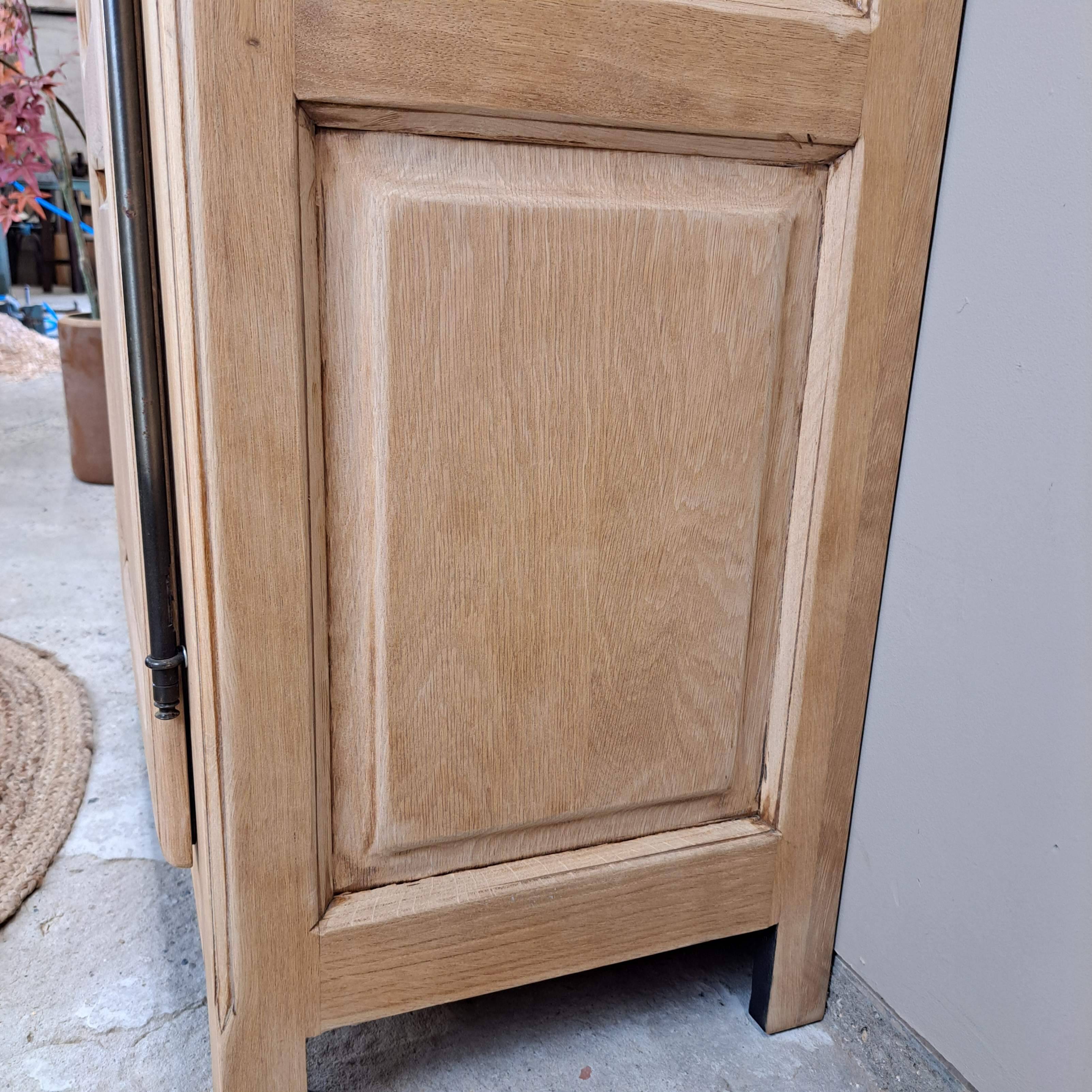 GLASS CABINET IN SOLID OAK