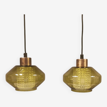 Lampe suspendue avec un abat-jour extérieur en verre vert olive et un abat-jour intérieur en verre cristal clair.