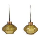 Lampe suspendue avec un abat-jour extérieur en verre vert olive et un abat-jour intérieur en verre cristal clair.