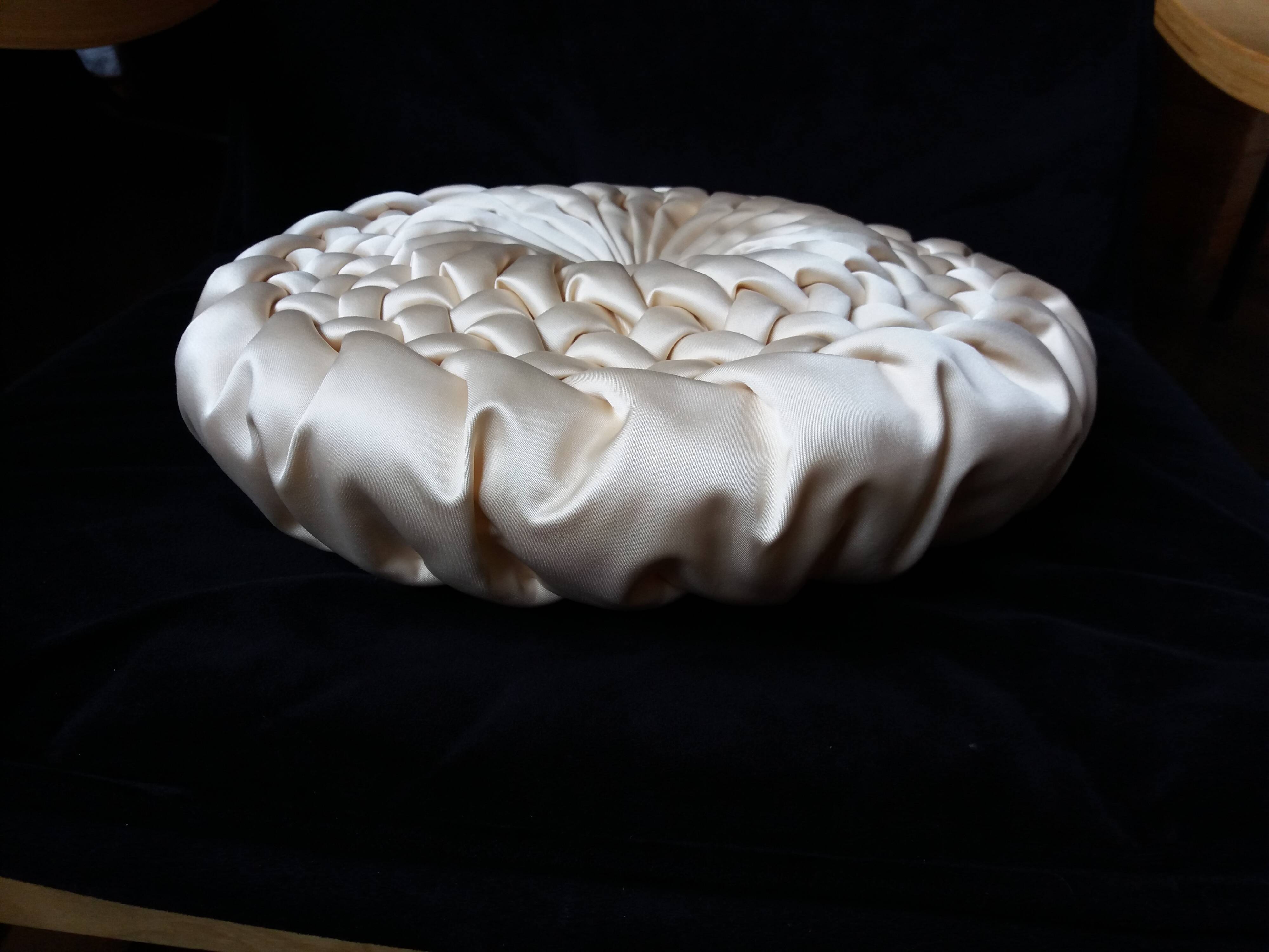 Coussin rond tissu satiné plissé diametre 39 cm
