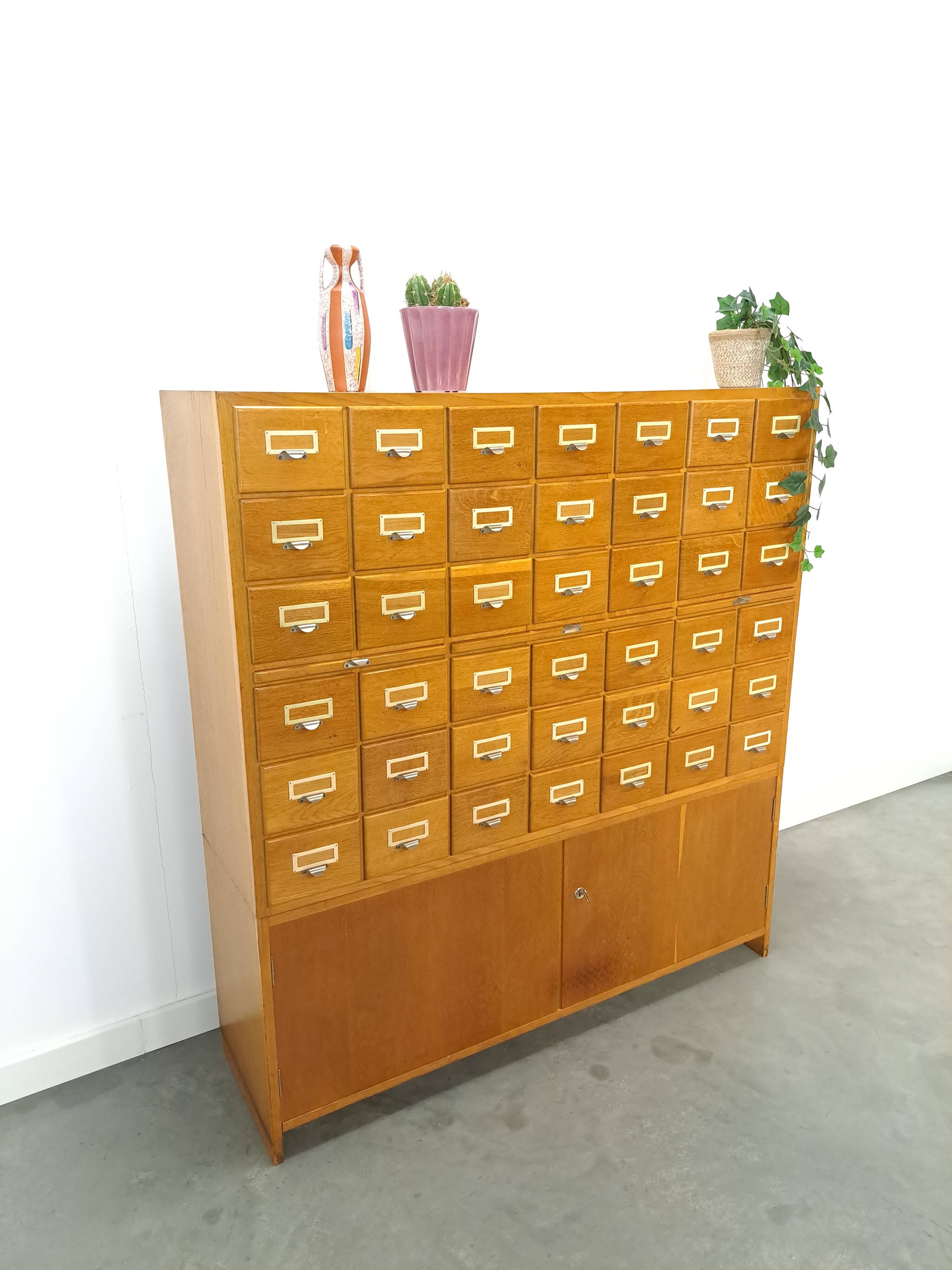 Oude houten ladekast met uitschuifbare planken