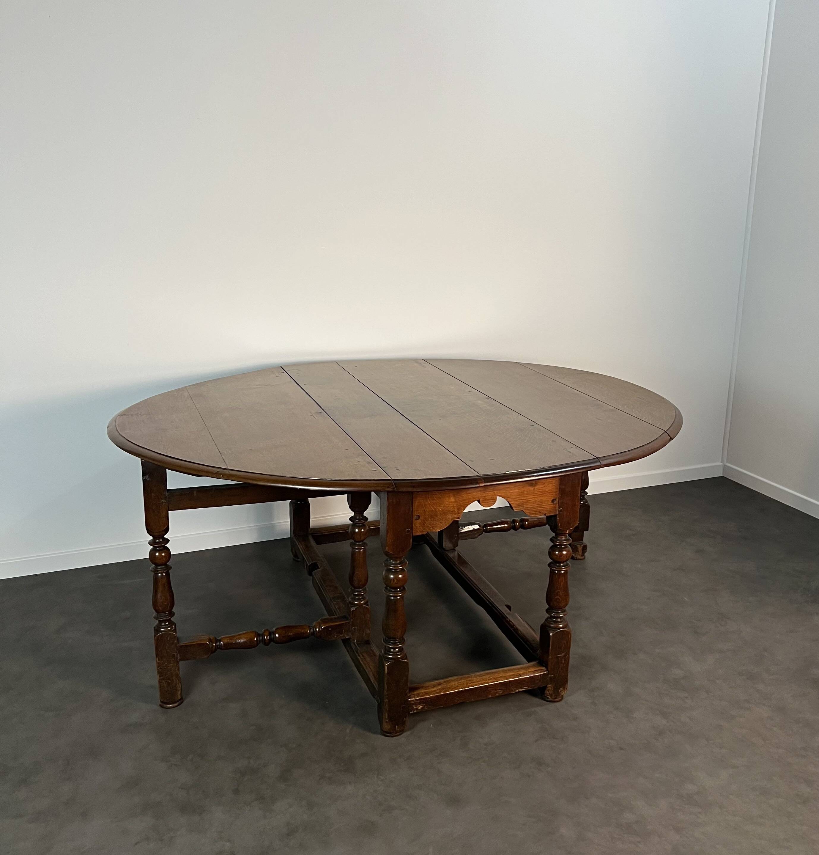 18th-century oak Gateleg drop-leaf dining table