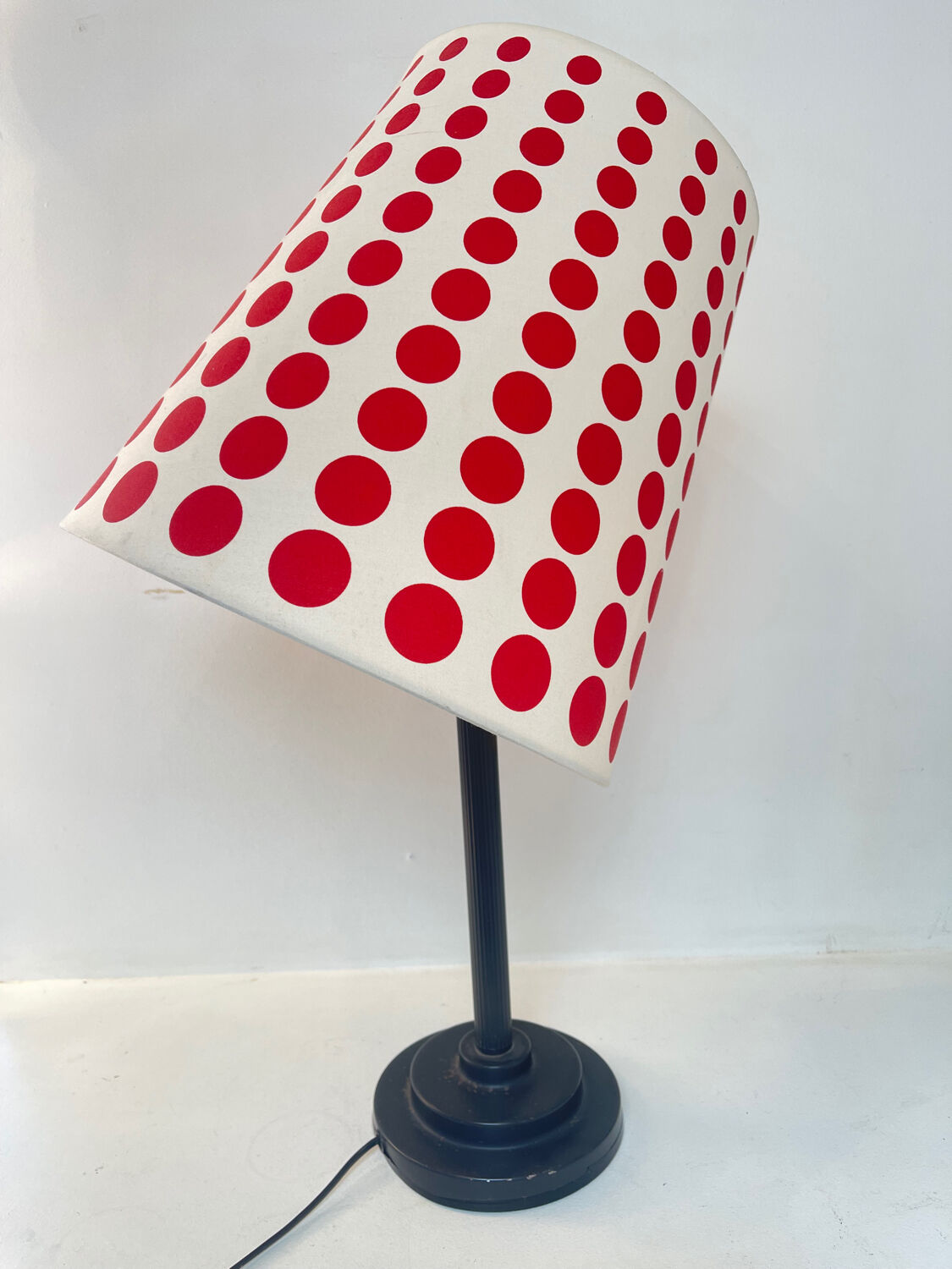 Vintage lamp with a swivelling lampshade in red polka dots – 1970s pop spirit