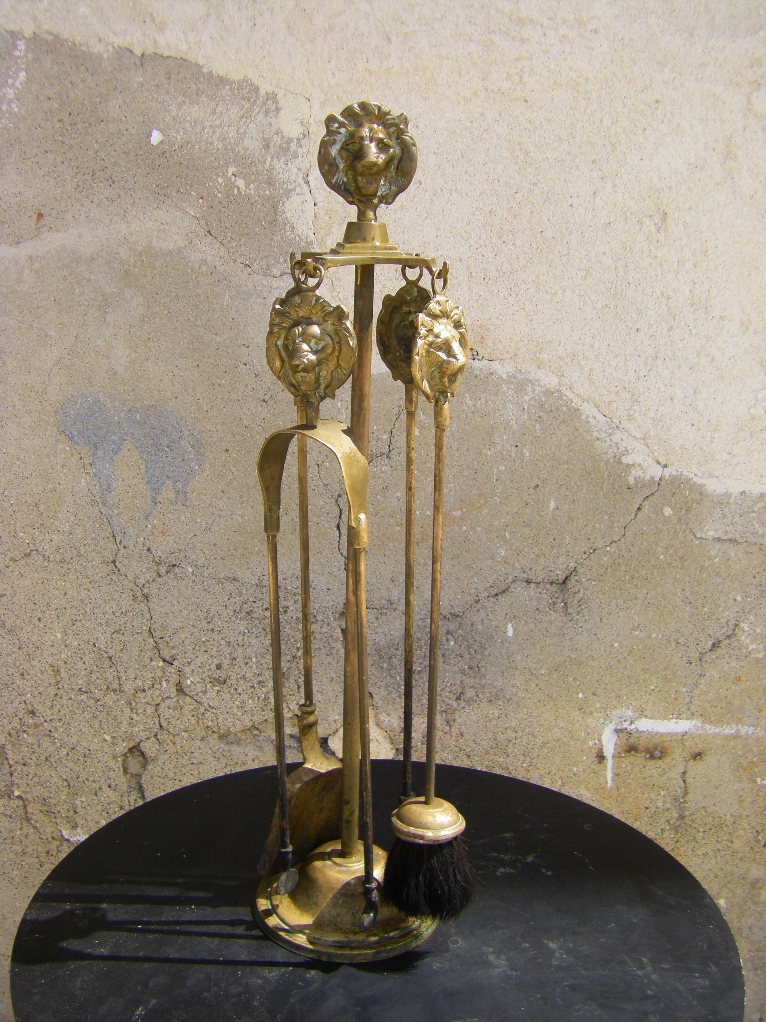 Fireplace servant decoration with lions.