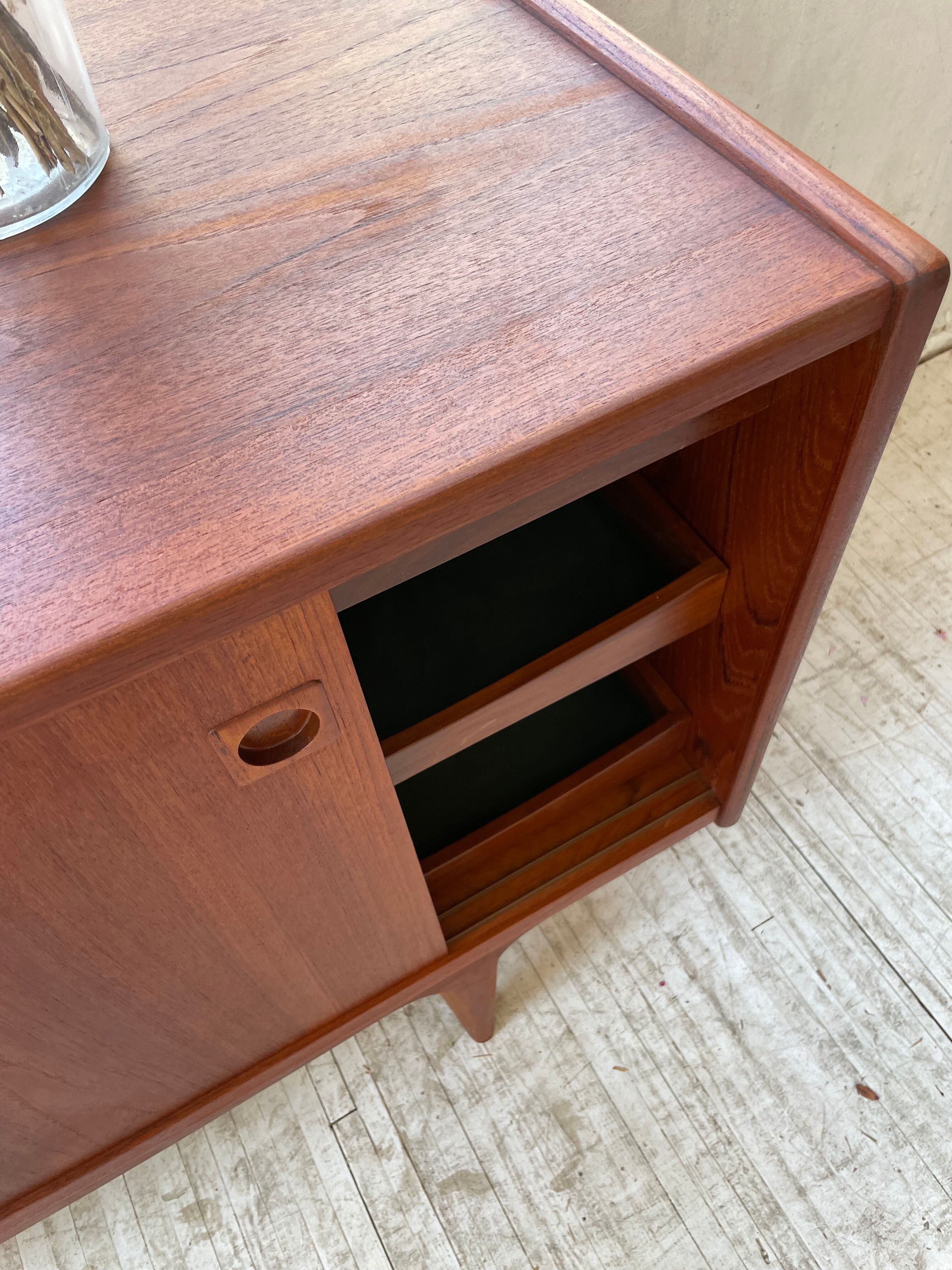 Teak row Johannes Andersen Samcom