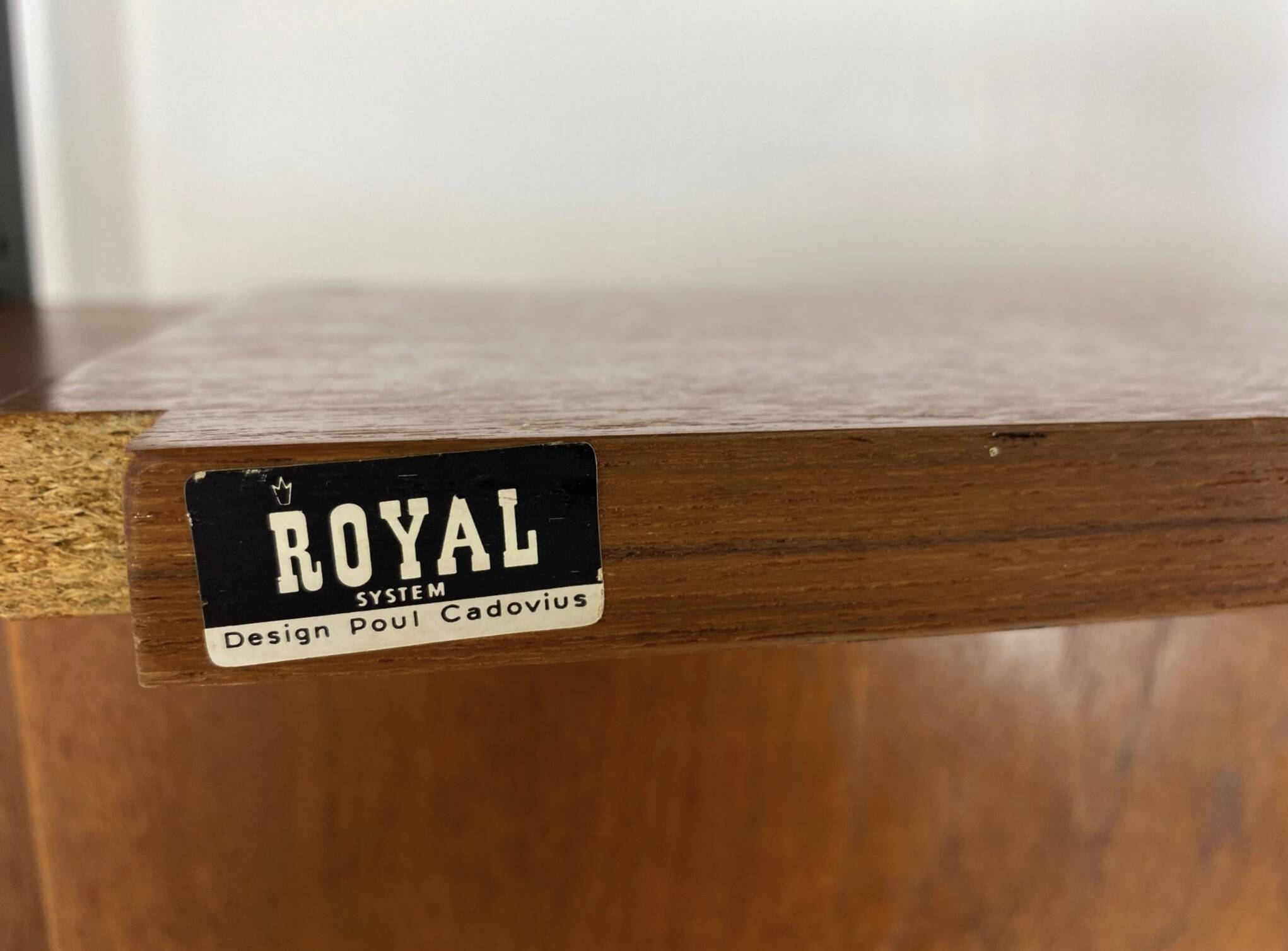 Meuble mural par P. Cadobvius