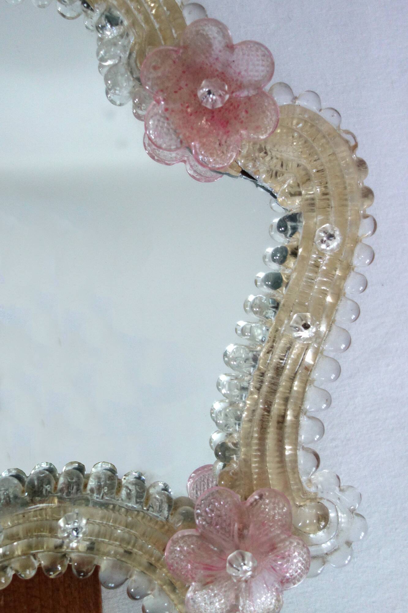 Venetian psyché mirror, blown glass from Murano, floral and beaded patterns.