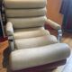 Fauteuil rouge et beige années 1970