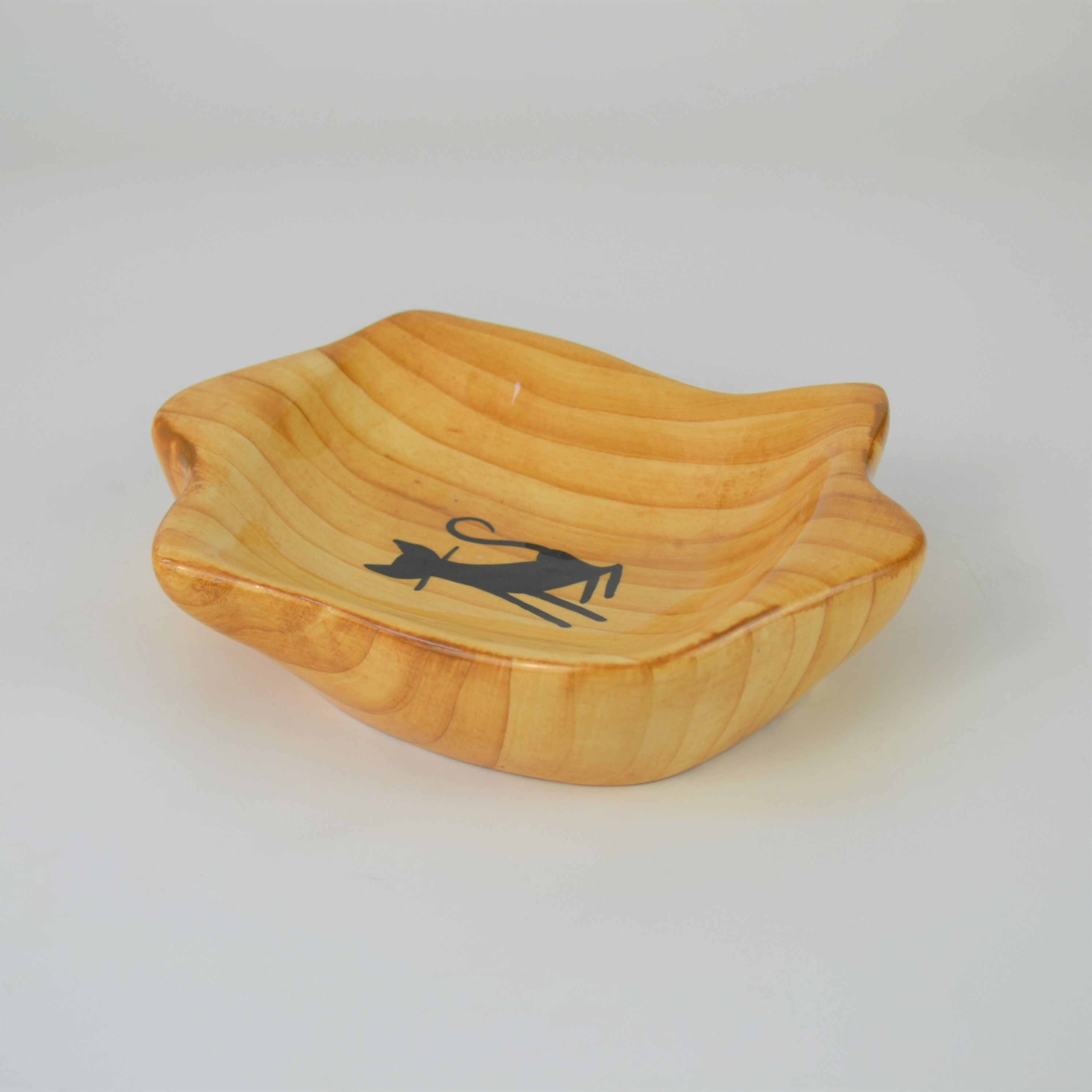 Earthenware pocket with faux-bois decoration decorated with a cat from the Grandjean-Jourdan pottery in Vallauri