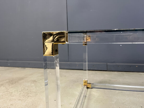 Table basse en laiton et lucite attribuée à Charles Hollis Jones, années 1970.