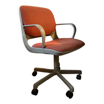 Strafor roller chair