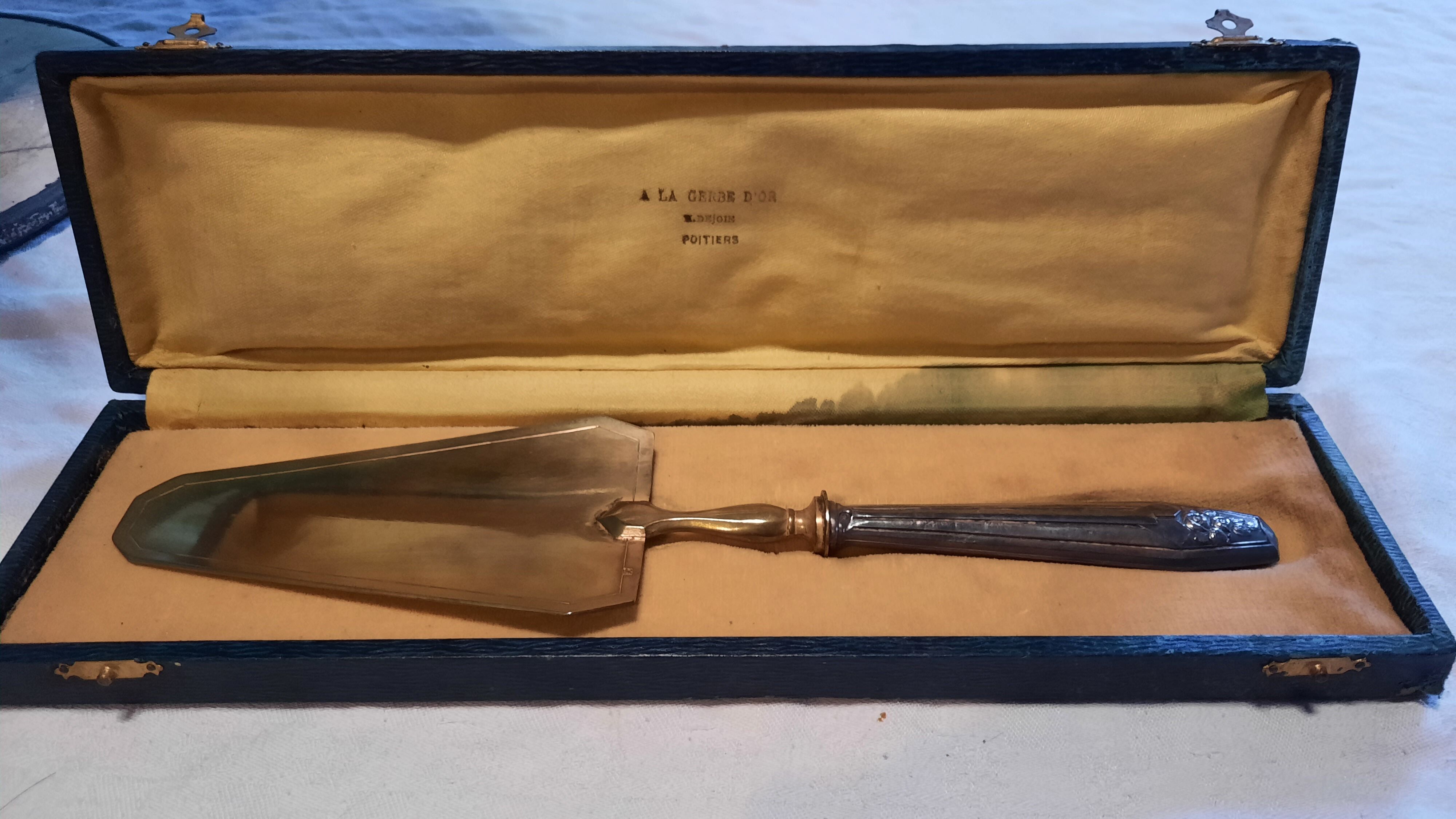 Silver metal pie server