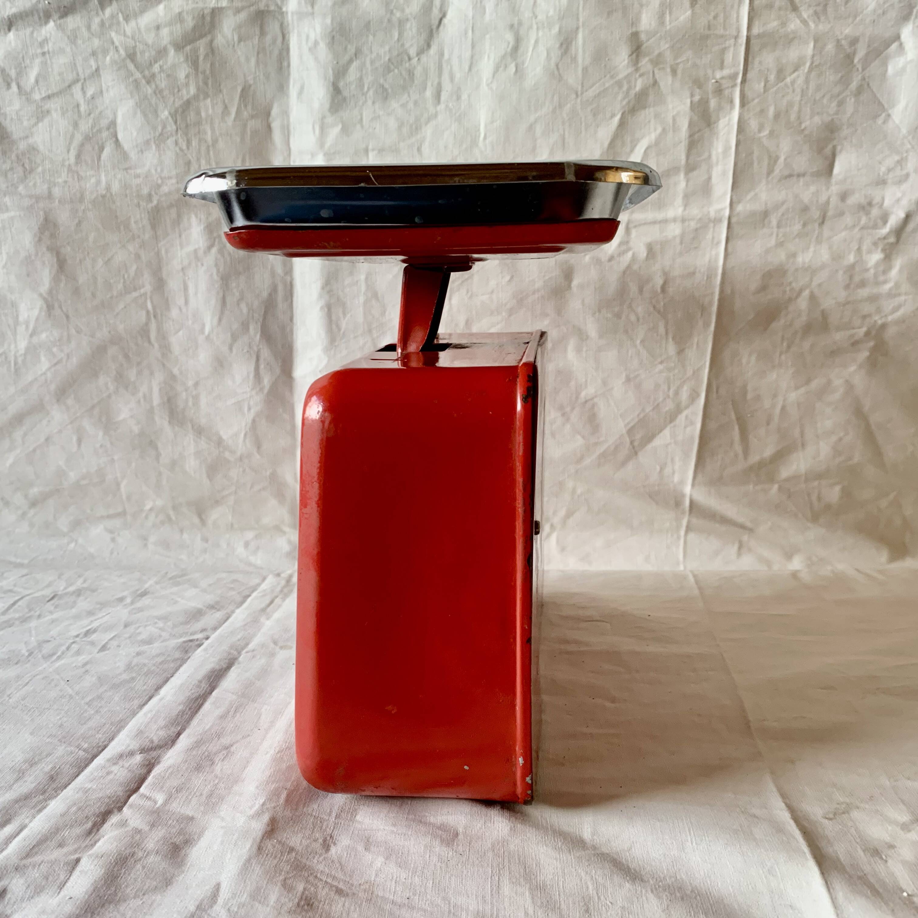 Stube vintage red lacquered metal kitchen scale - force 10