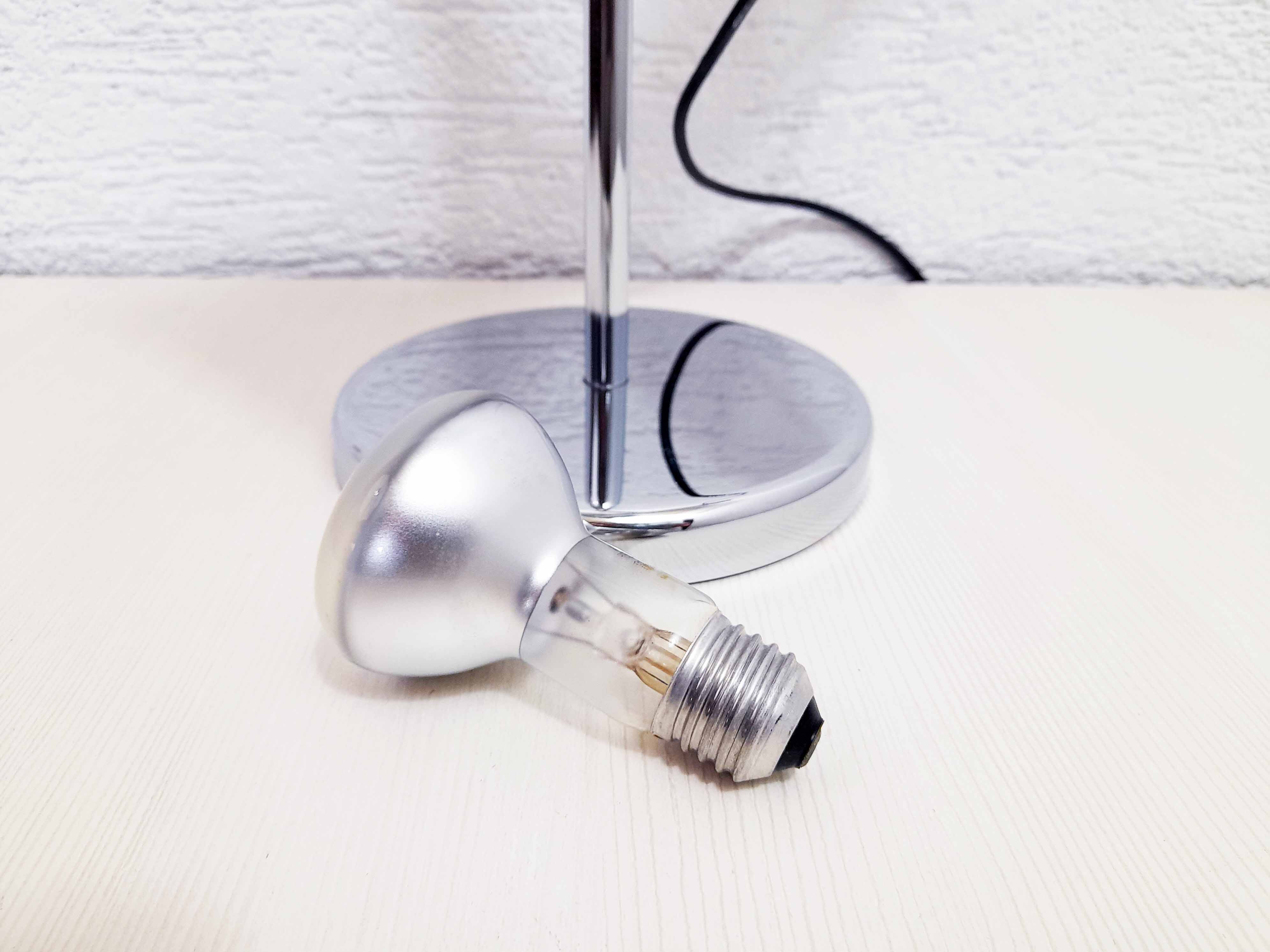 Lampe de bureau en métal chromé