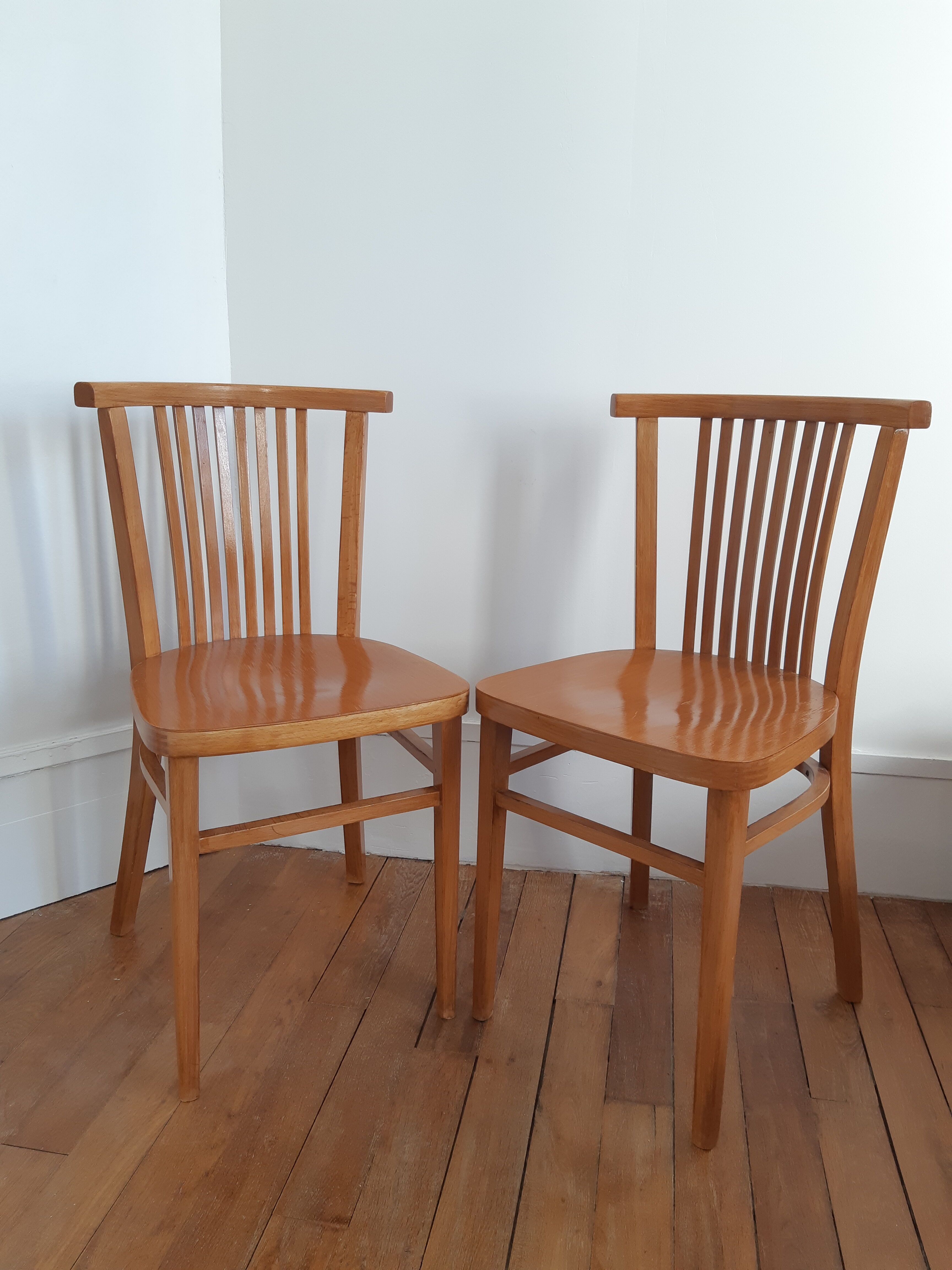 Lot of 2 vintage wooden chairs