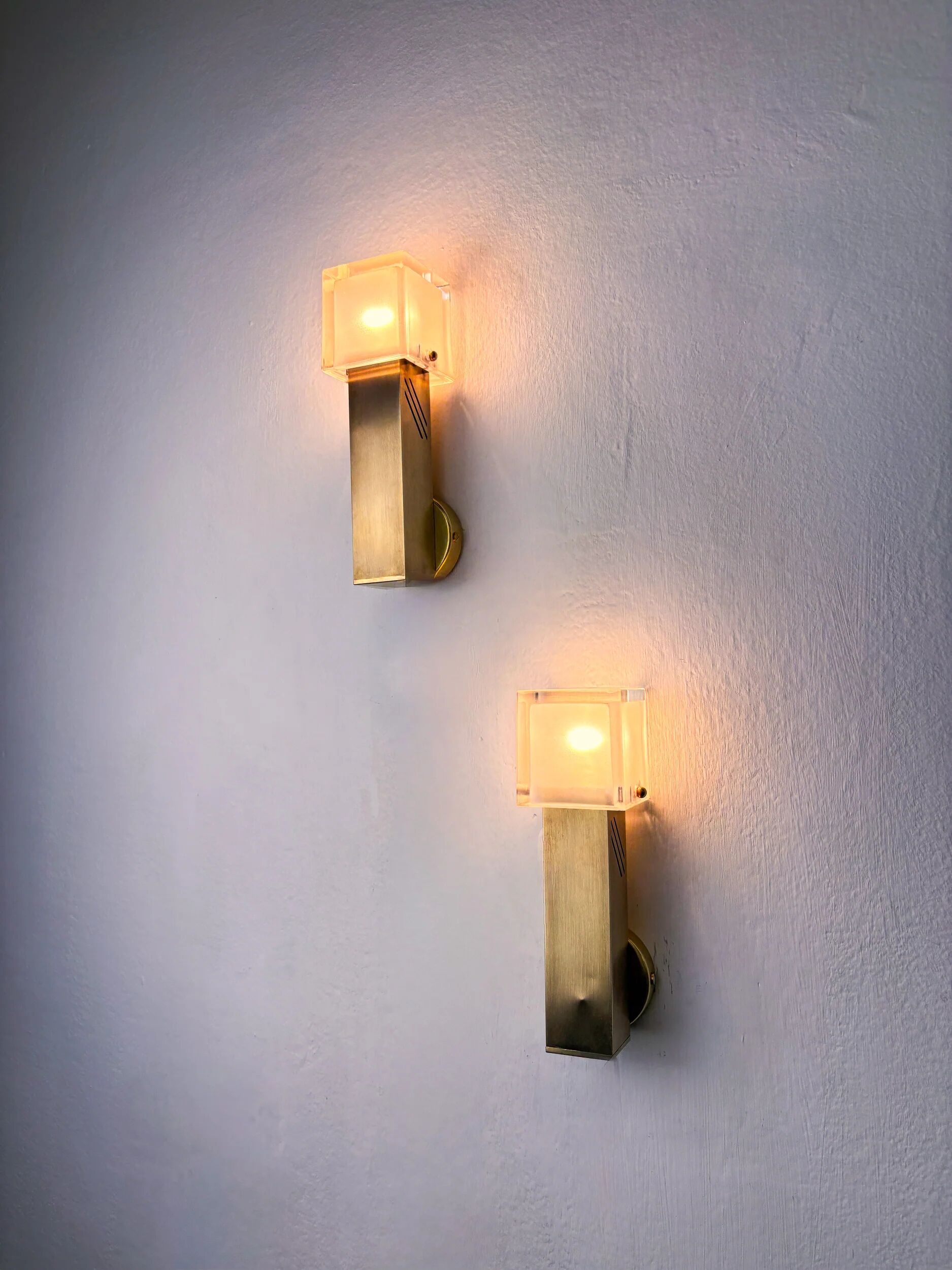 Pair of Gaetano Sciolari cubic Murano glass wall lights, Italy, circa 1970s