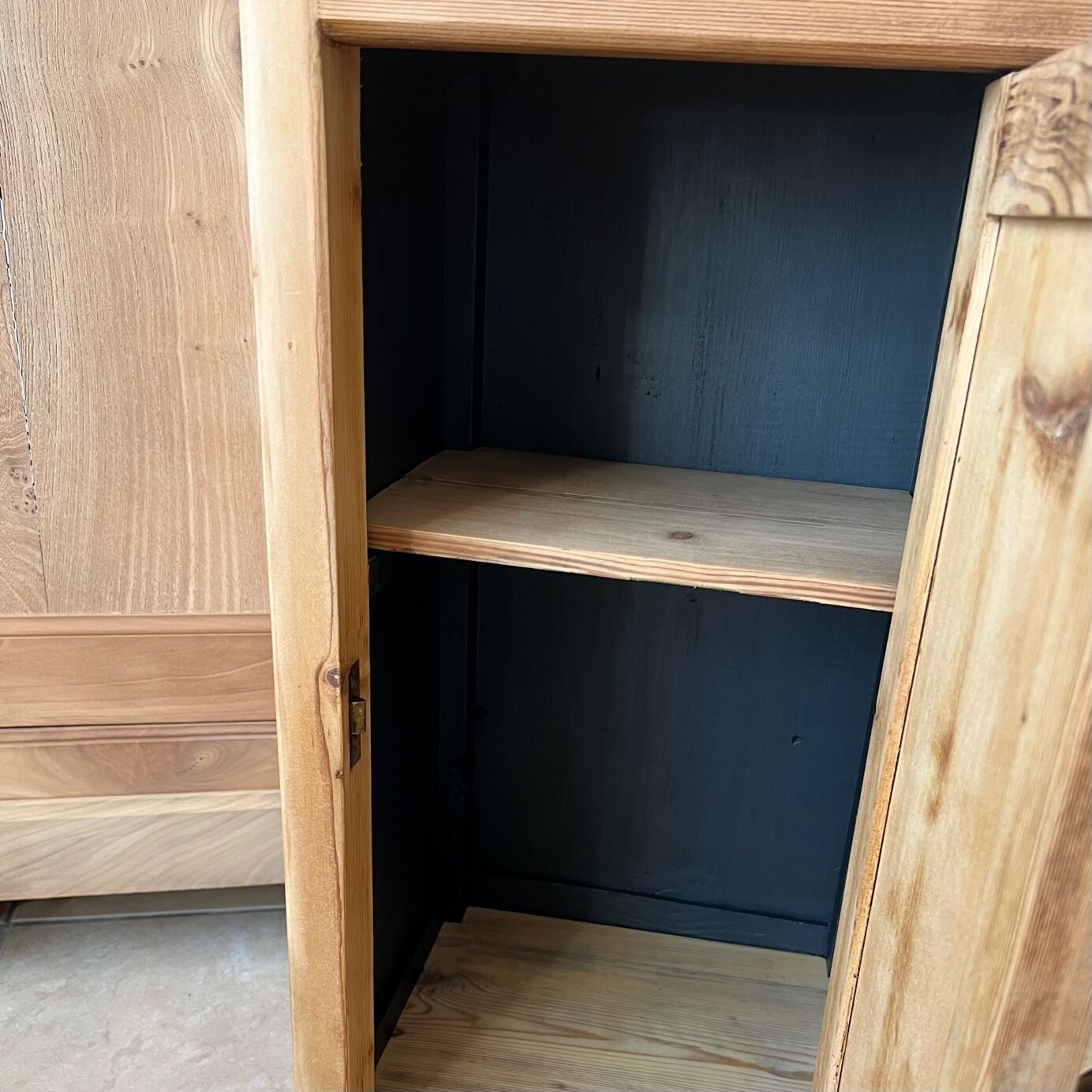 Furniture in raw wood and black marble