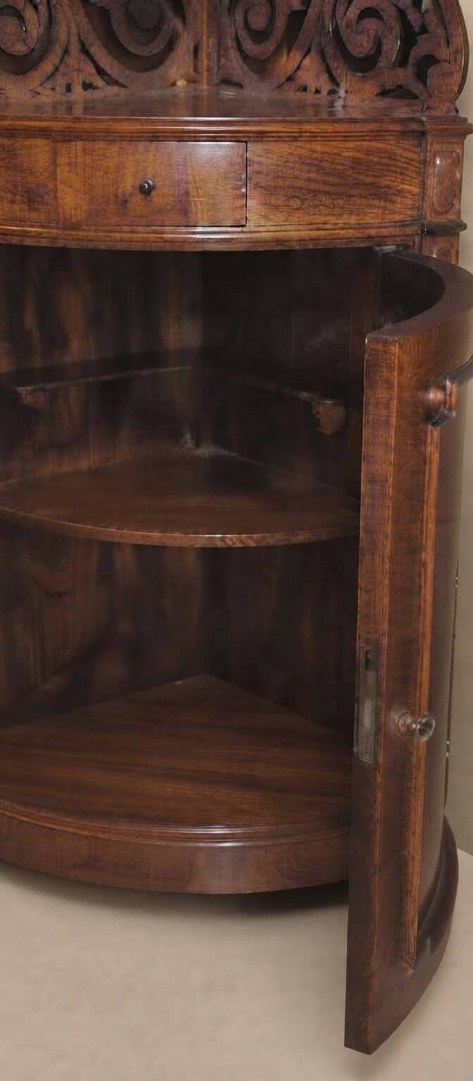 Meuble d'Angle en Bois Placqué en Ronce de Noyer avec Fronton Sculpté