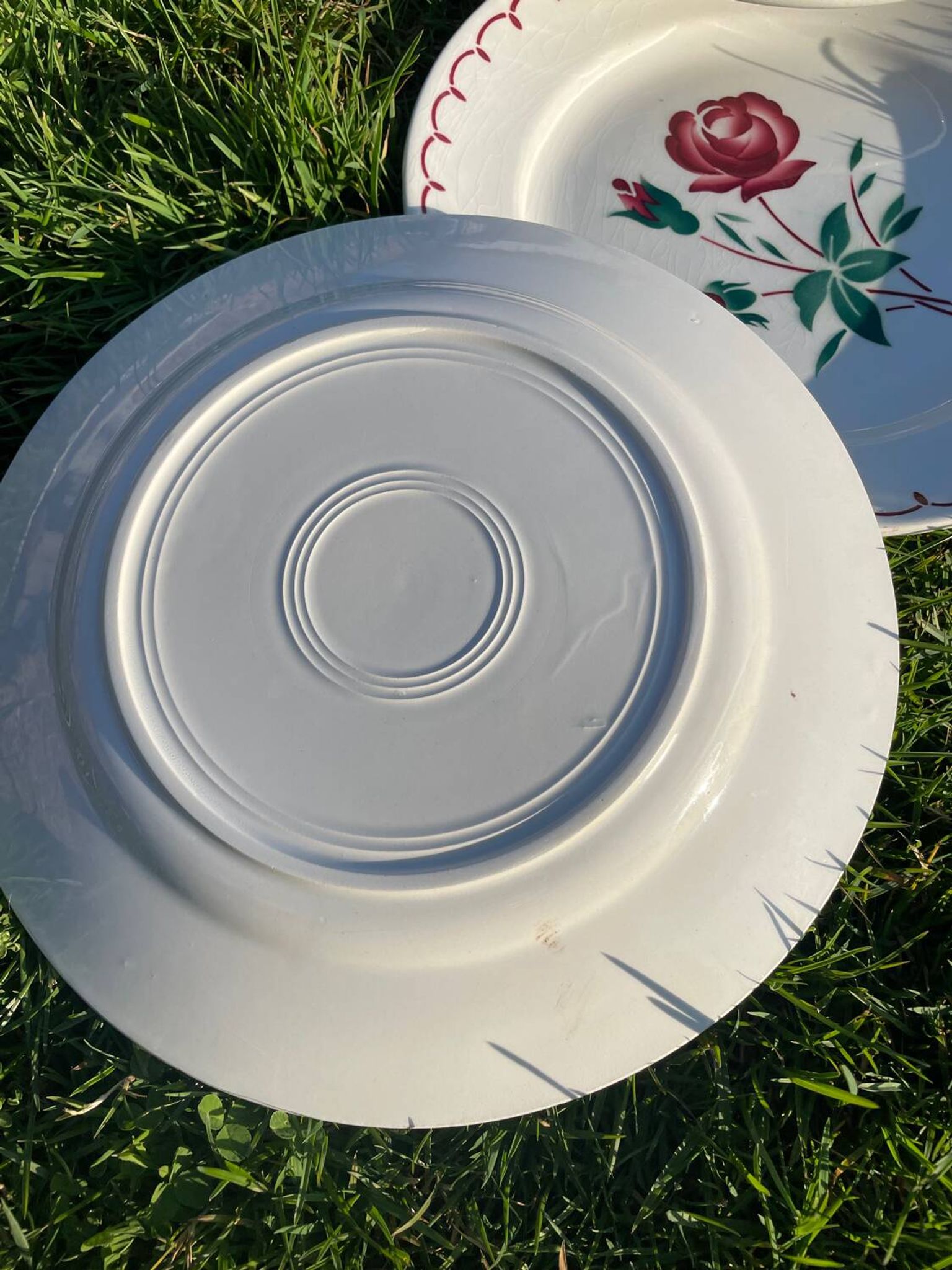 8 assiettes  plates vintage a décor de roses stylisées