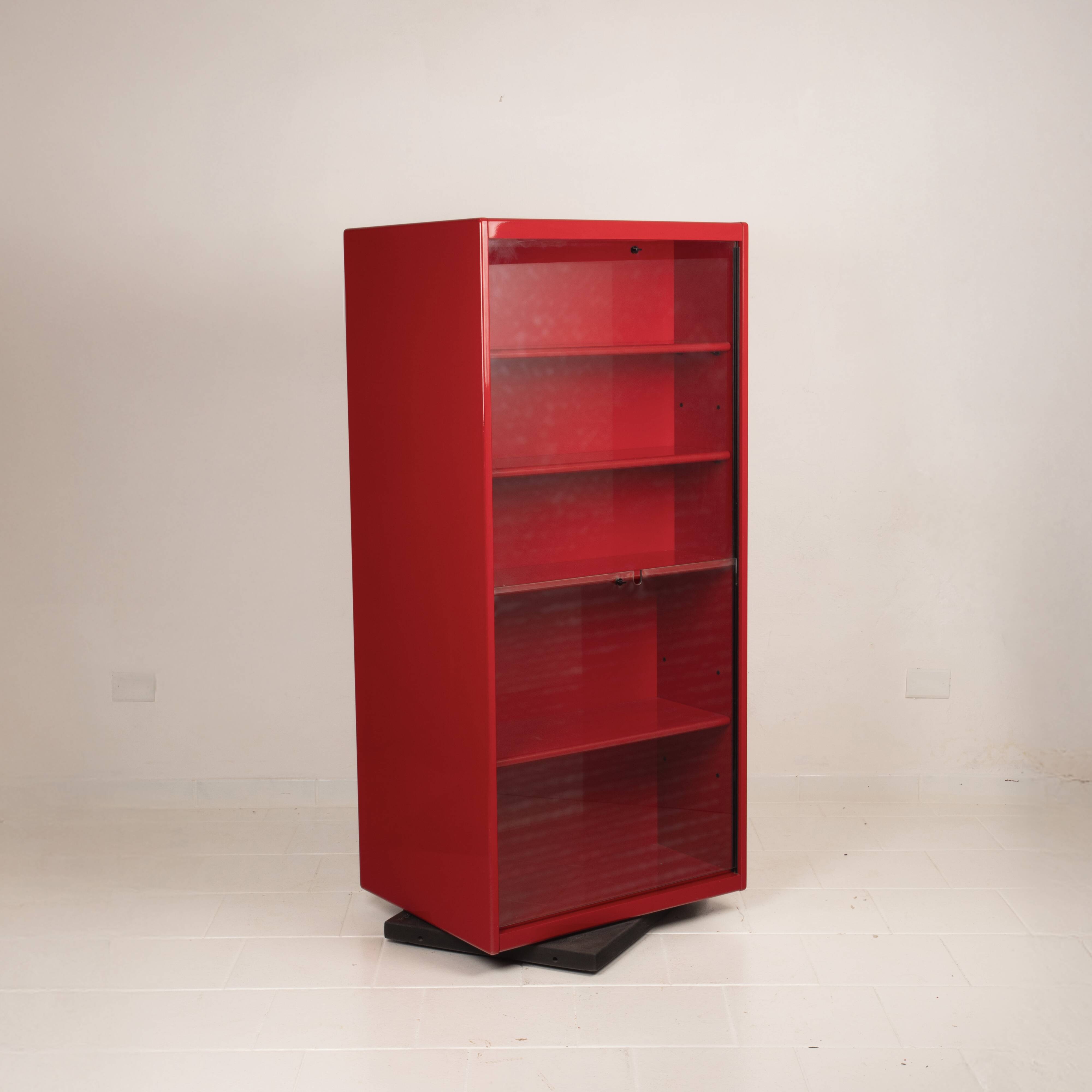 Double-face rotating display cabinet in red lacquer by Arflex, 1980s