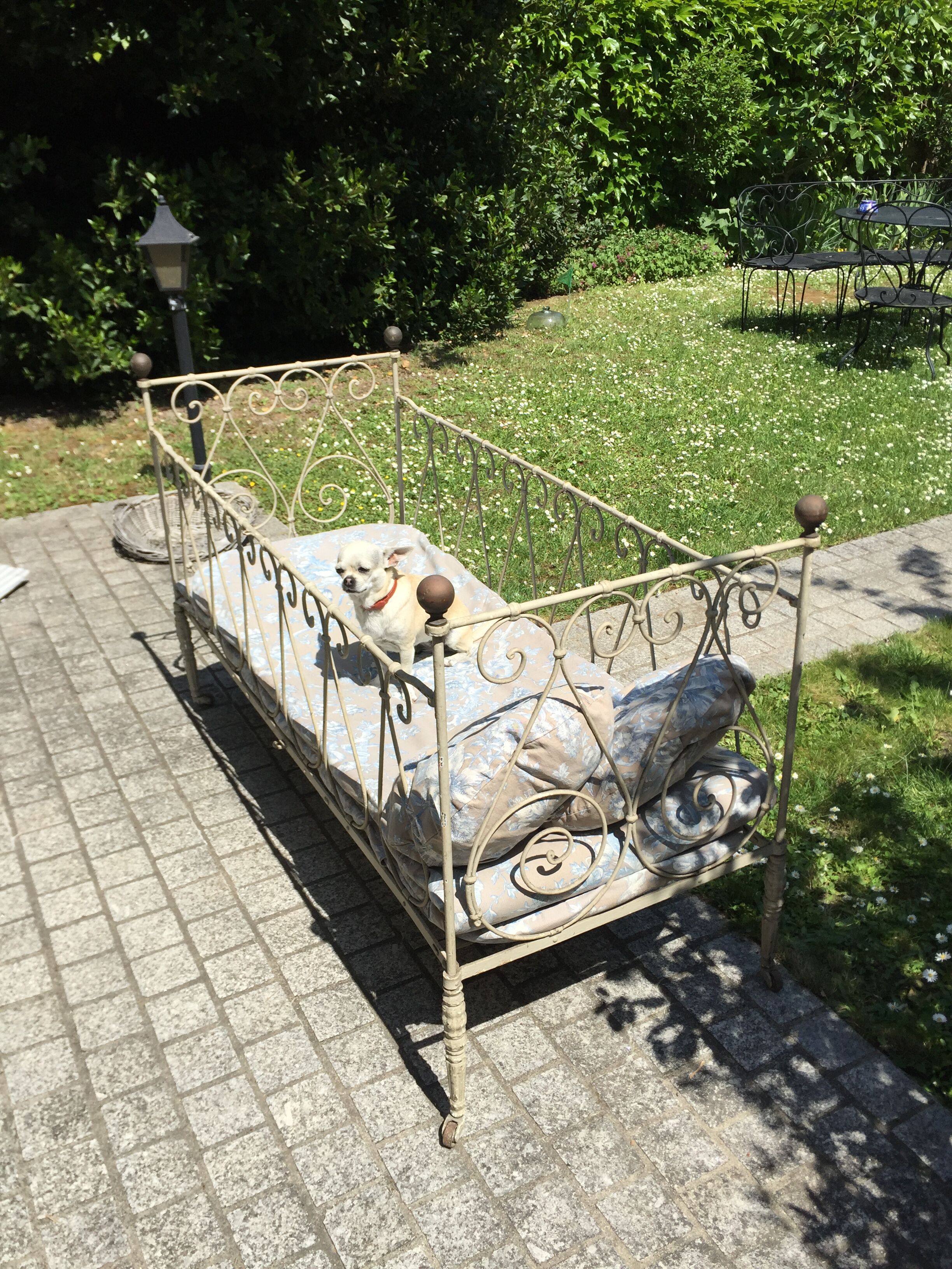 Ancien lit de bébé en fer forgé