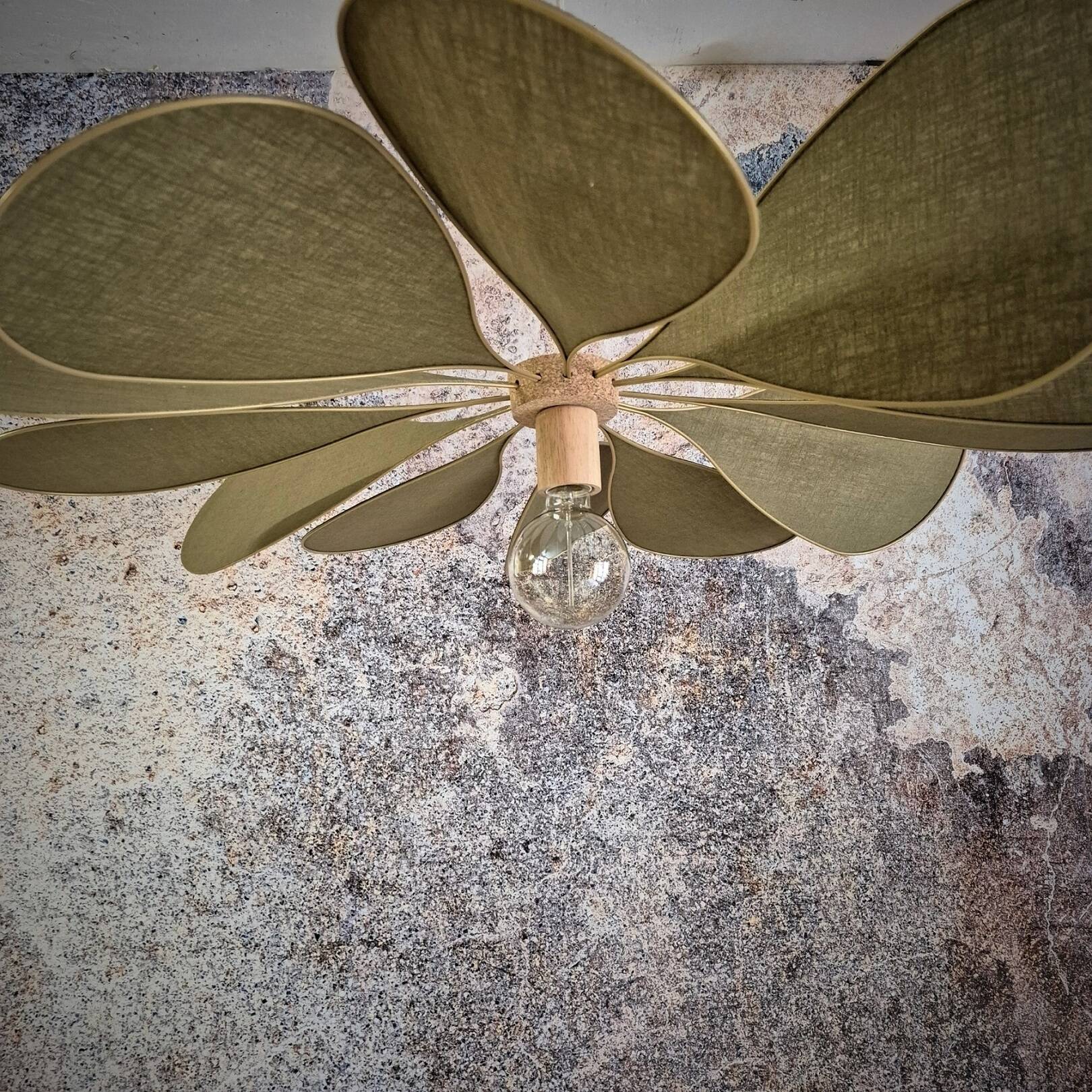 Aerial suspension, 12 metal and linen blades