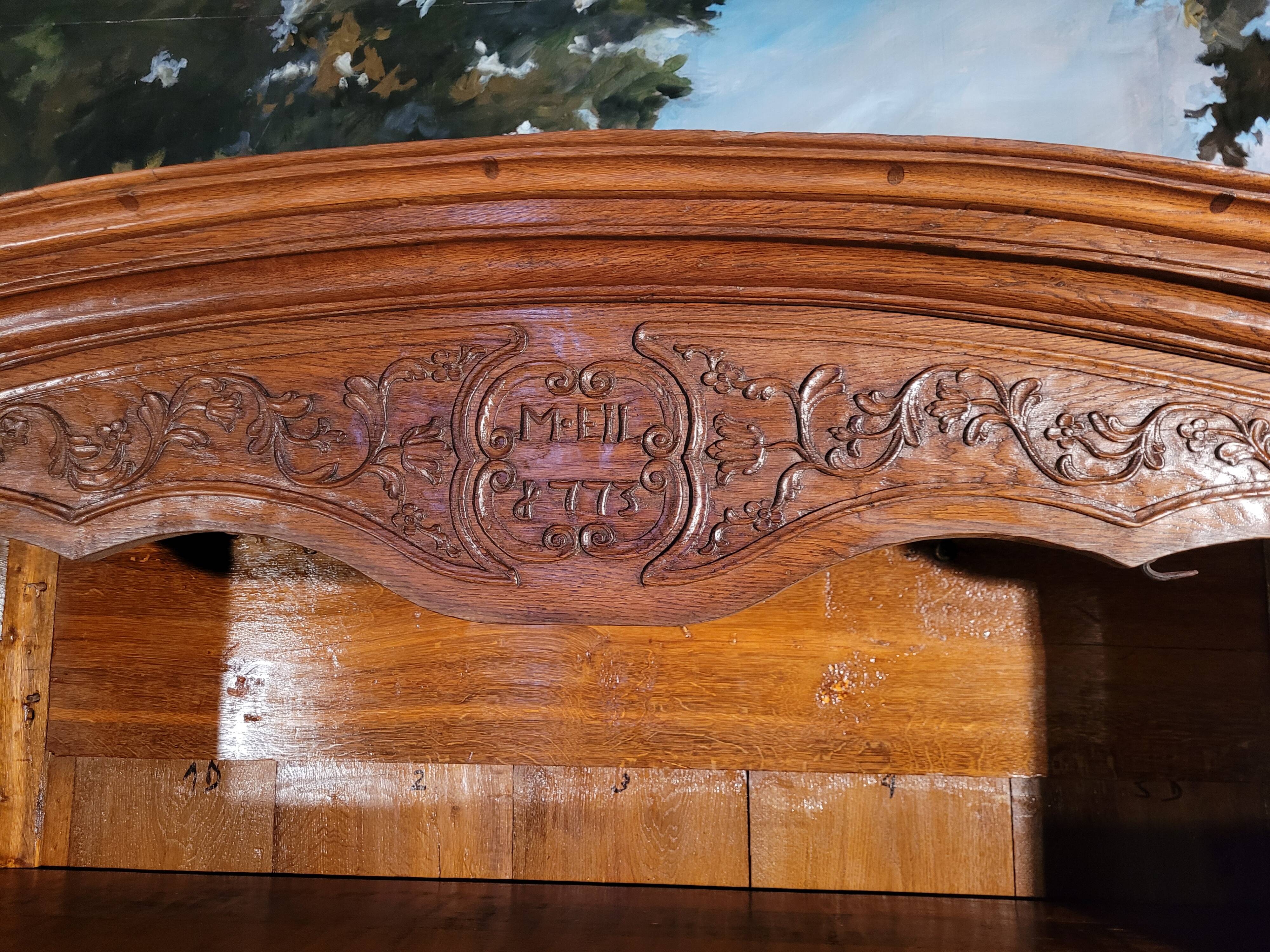 Armoire époque Louis XIV en chêne sculptée