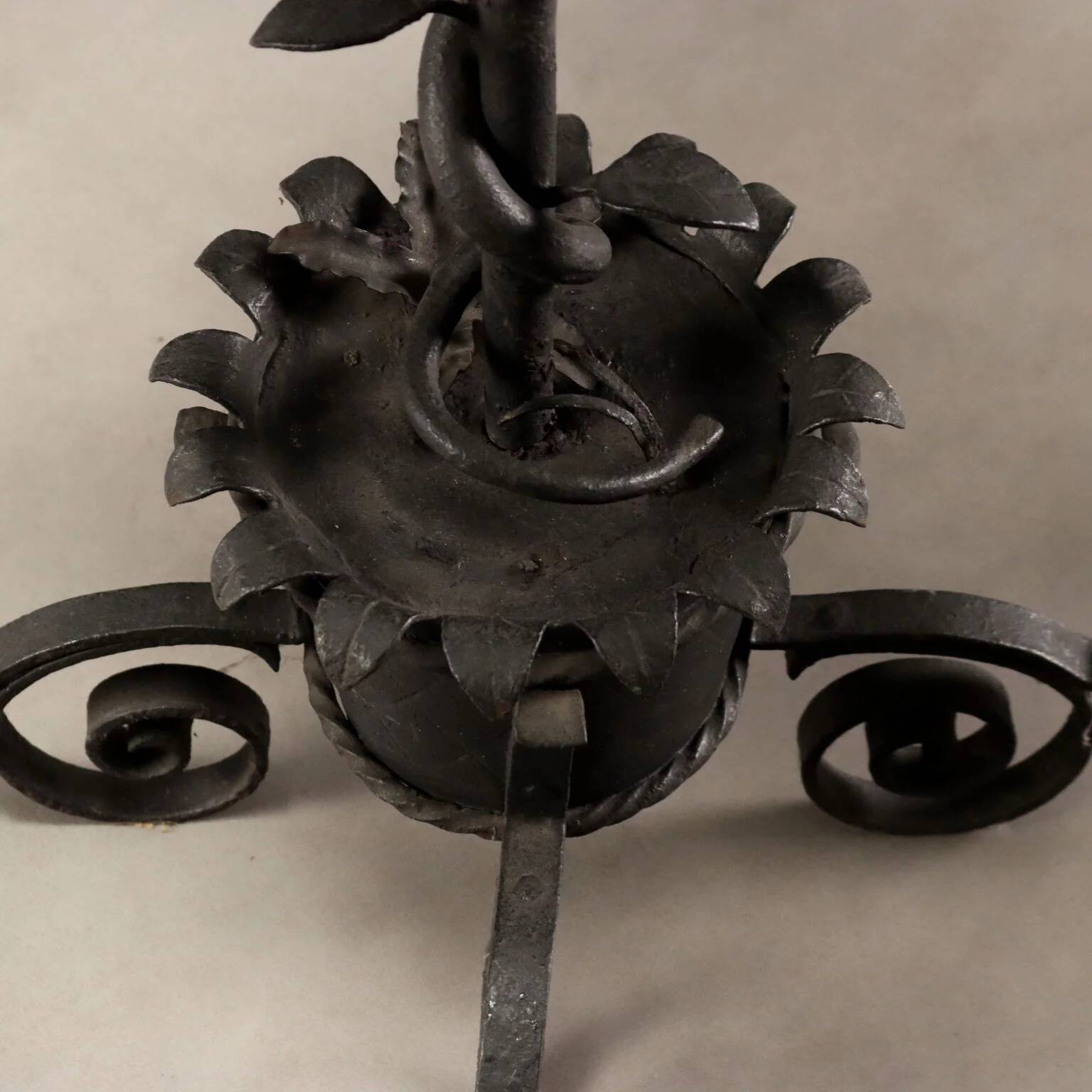 Lampe ancienne Art nouveau en fer forgé, Italie, XXe siècle