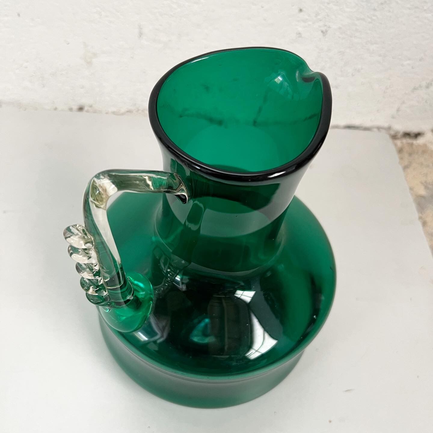 Pichet en verre soufflé vert vintage