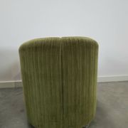 Chaises de cocktail vertes avec des roues chromées.