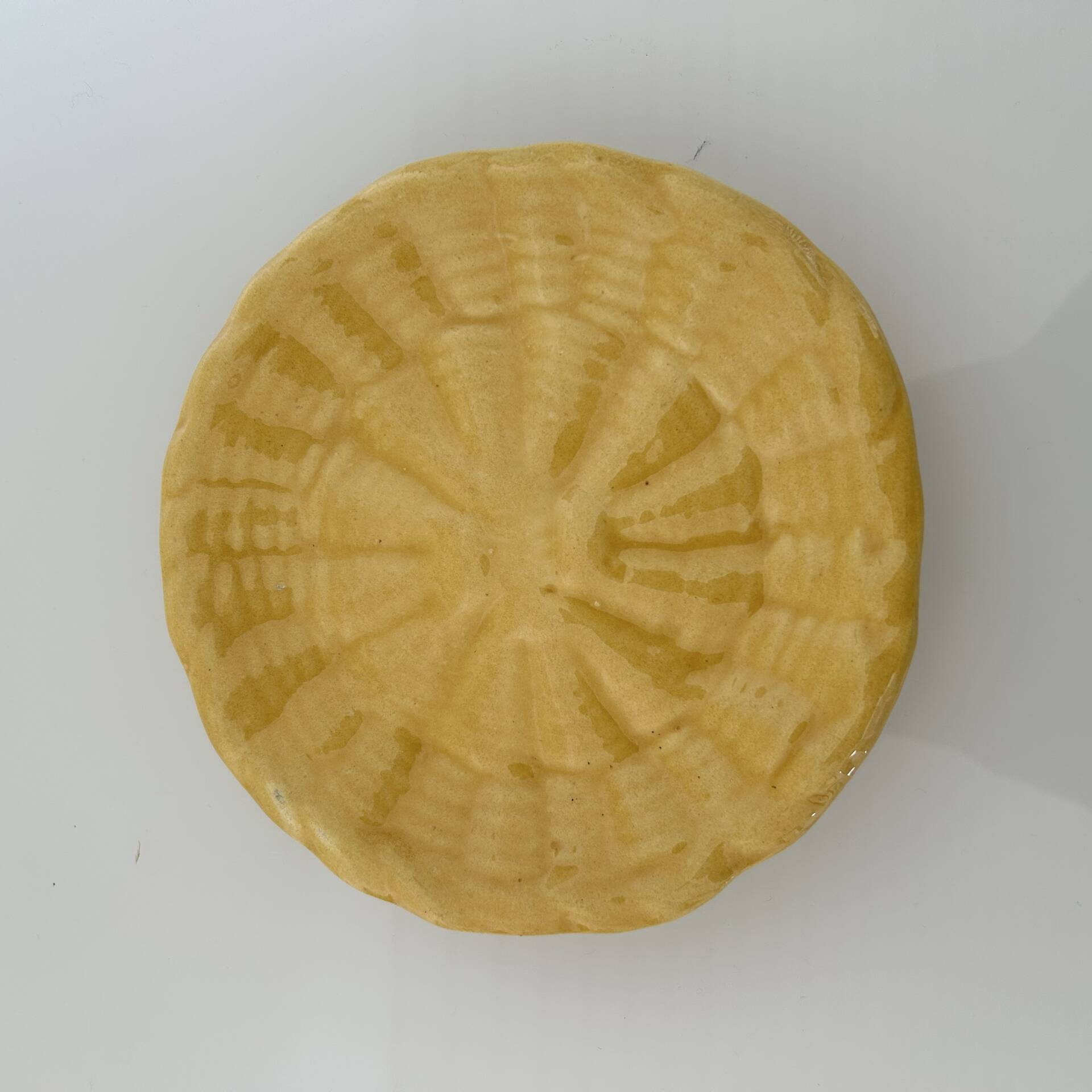 Petit plat provençal en barbotine