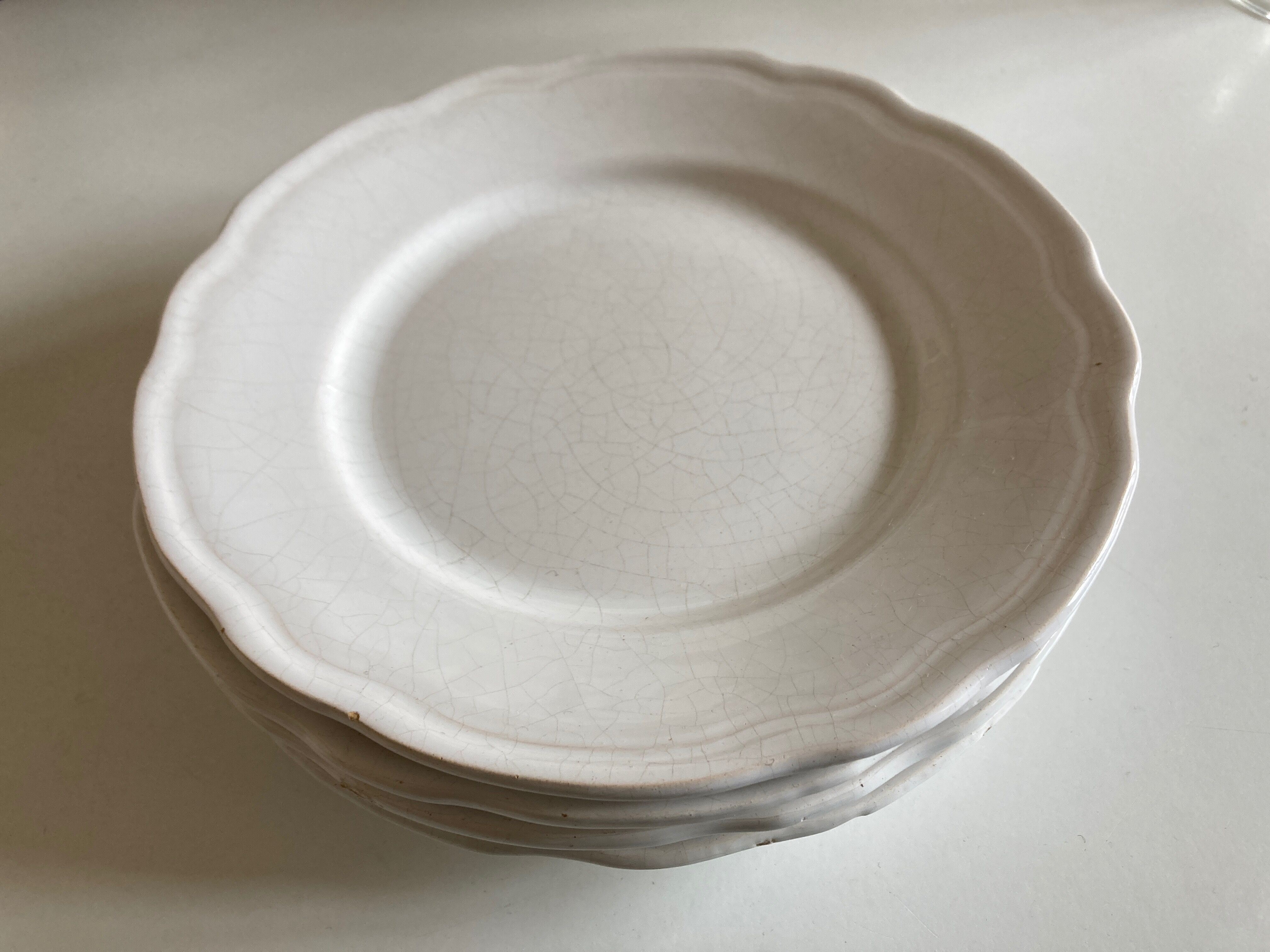 Set de 4 assiettes de Mougins en terre émaillée blanche à godrons