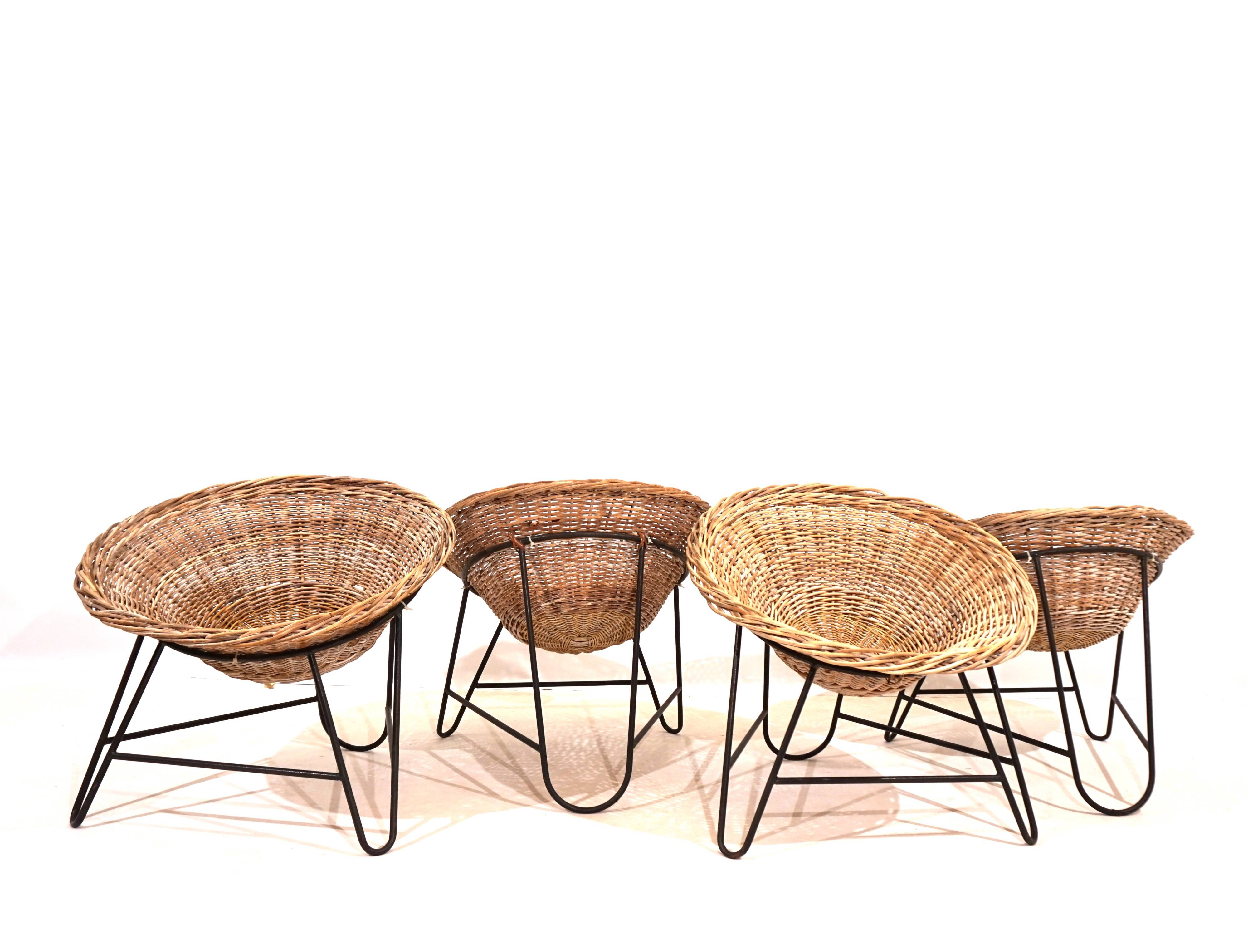 Suite de 4 chaises cosses en rotin années 60