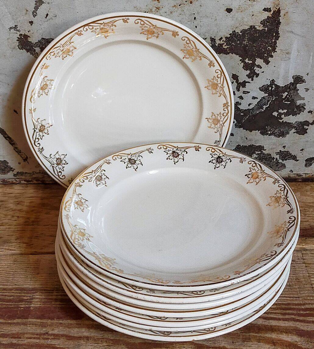 Eight Villeroy & Boch dessert plates with gold decor